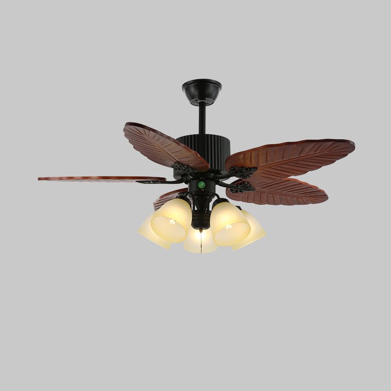 Ansicht der Alistair Ventilatorleuchte von unten, die die Flügel hervorhebt