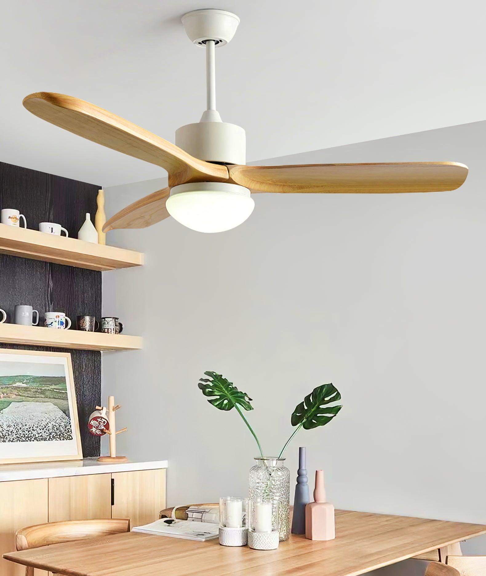 Brivel Ventilatorleuchte in einer Küche installiert, die ihre Feuchtraumeignung hervorhebt.