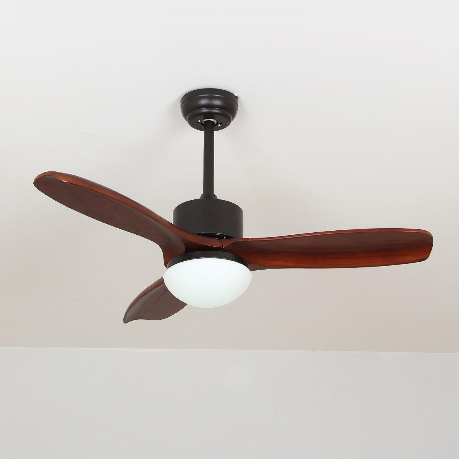 Brivel Ventilatorleuchte, die ihre dreifarbige Dimmfunktion demonstriert.