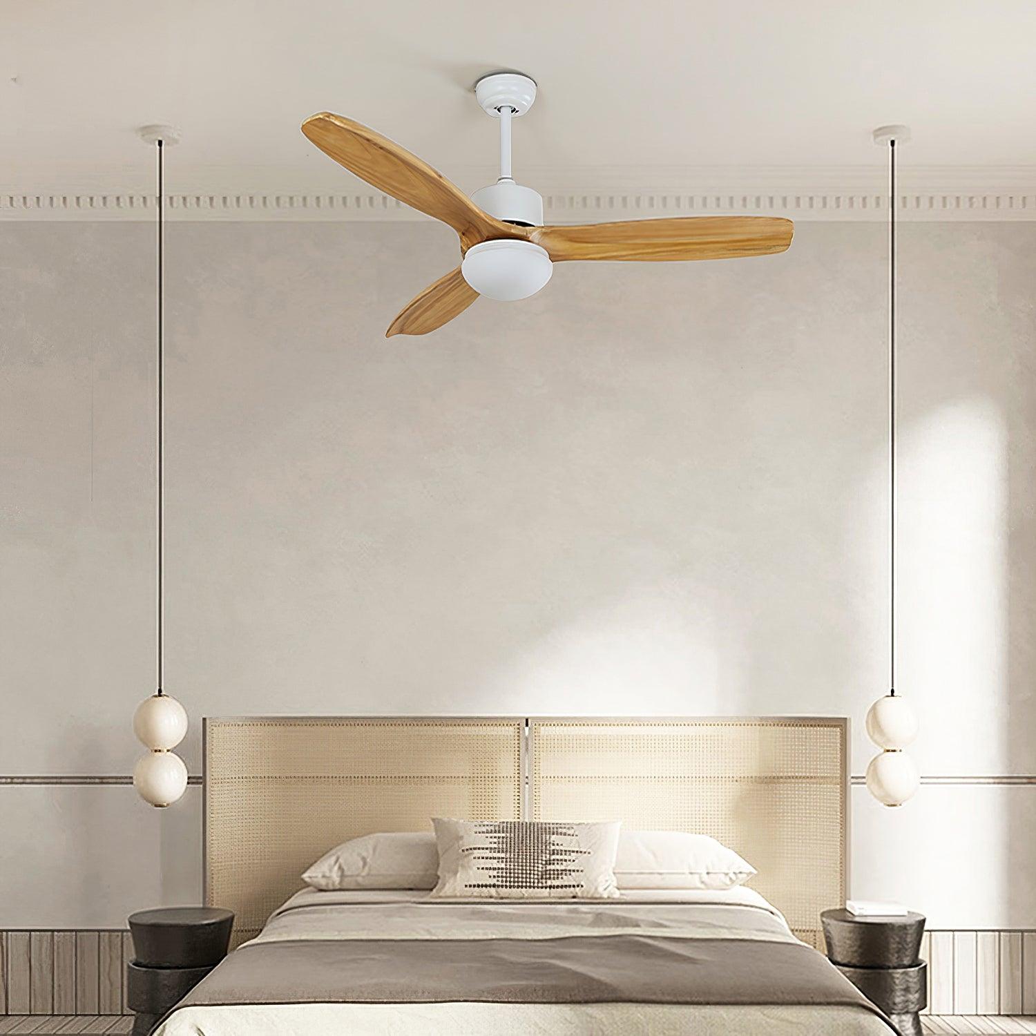 Nahaufnahme der Brivel Deckenventilatorleuchte, die die Holzstruktur der Flügel zeigt.