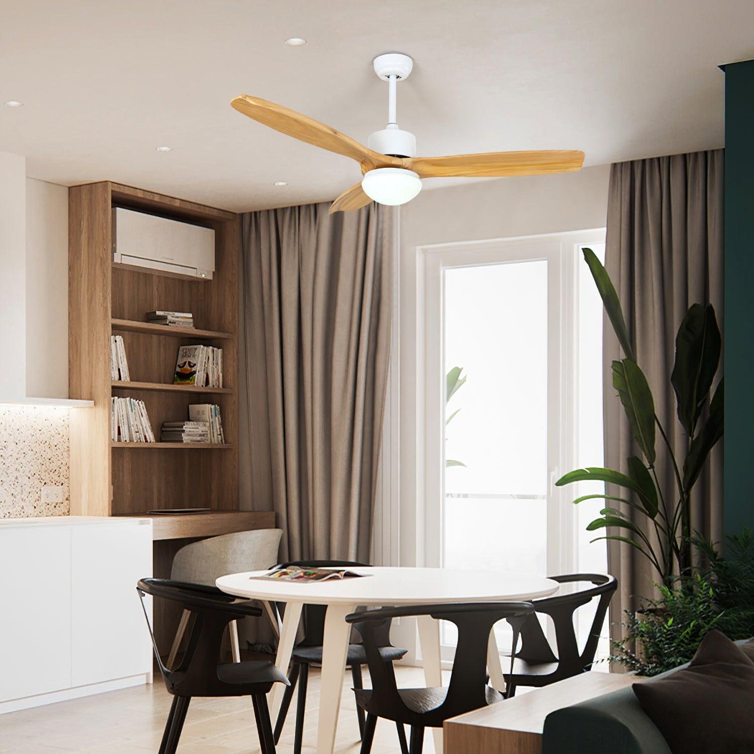 Brivel Eleganz Ventilatorleuchte beleuchtet ein modernes Wohnzimmer.