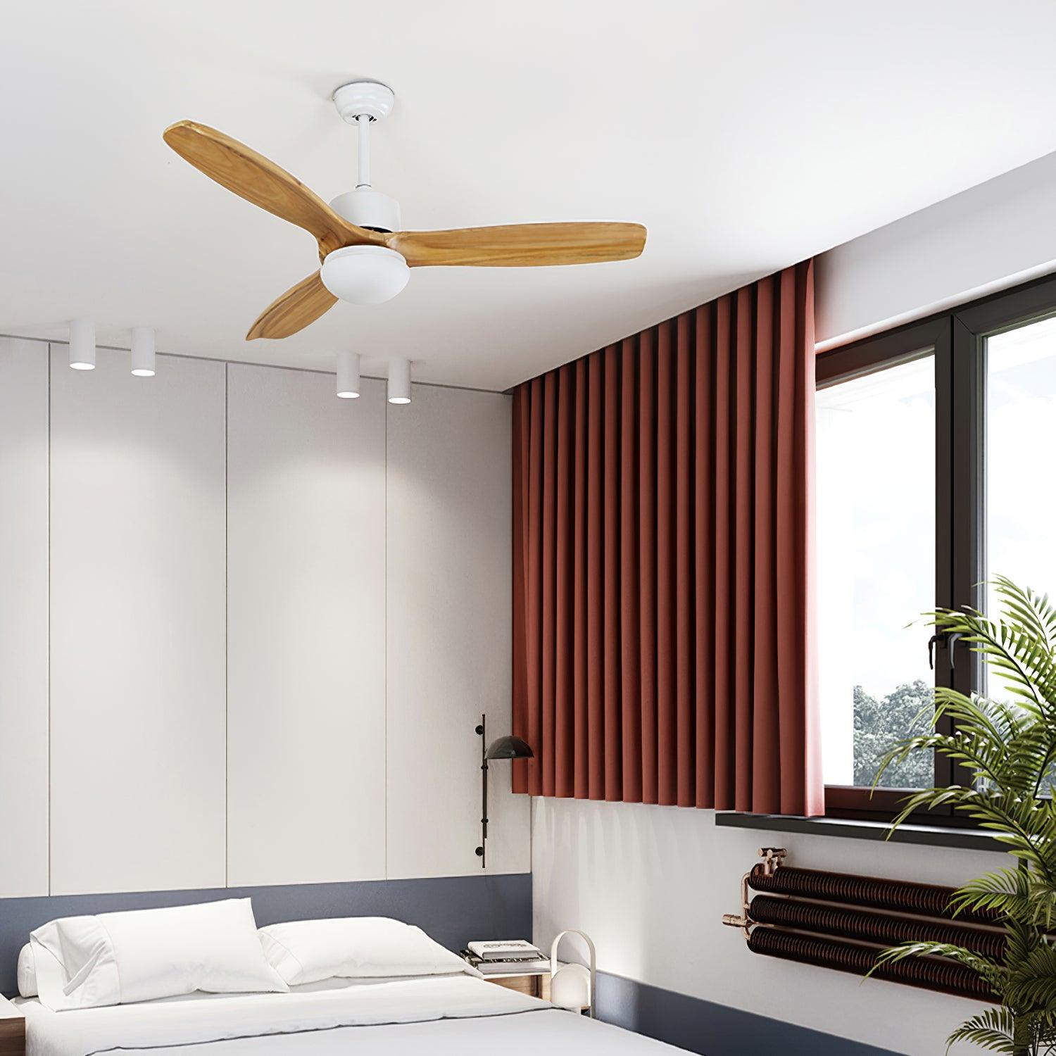Brivel Deckenventilatorleuchte in Schwarz und Dunkelbraun.