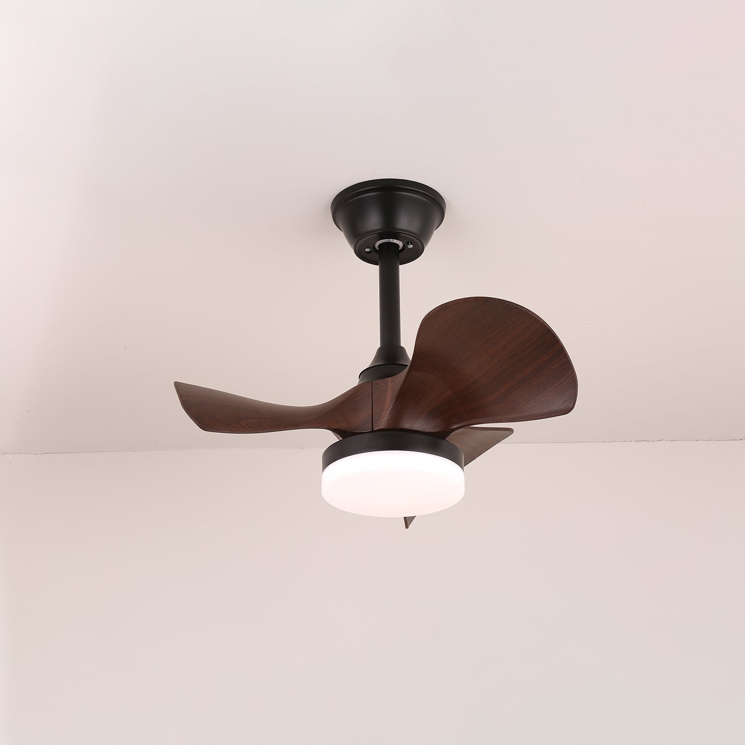 Detailansicht der Fernbedienung und Funktionen des Neriah Deckenventilators mit Beleuchtung
