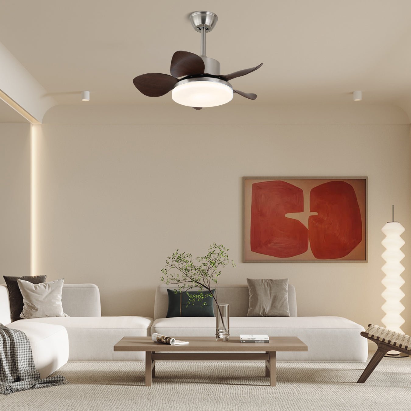 Nahaufnahme der Walnussholzflügel und des Metallrahmens der Kaelen Deckenventilatorleuchte.
