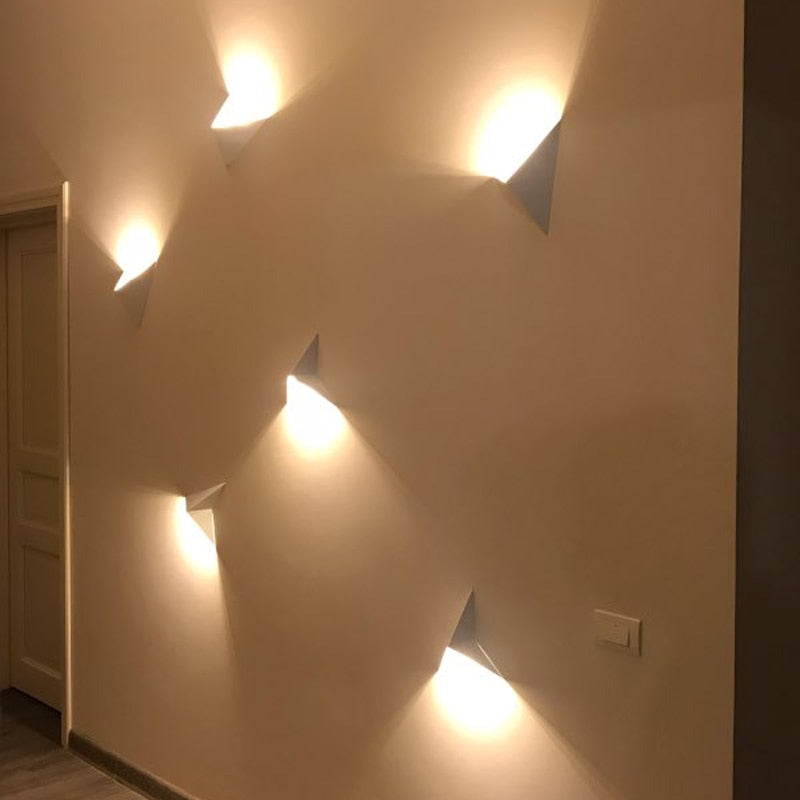 Ray Modern Minimalistisch Dreieckige LED Wandleuchte Weiß/Schwarz Metall