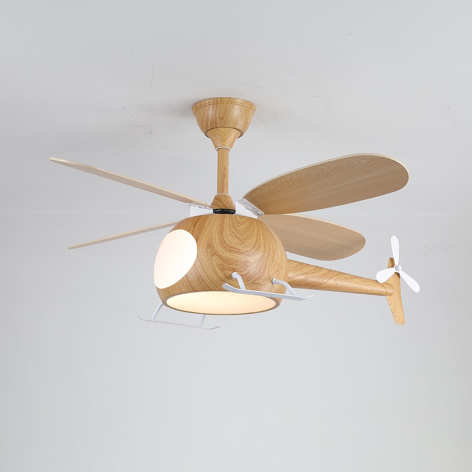 Lifestyle-Bild der Aviara Ventilatorleuchte in einem Schlafzimmer