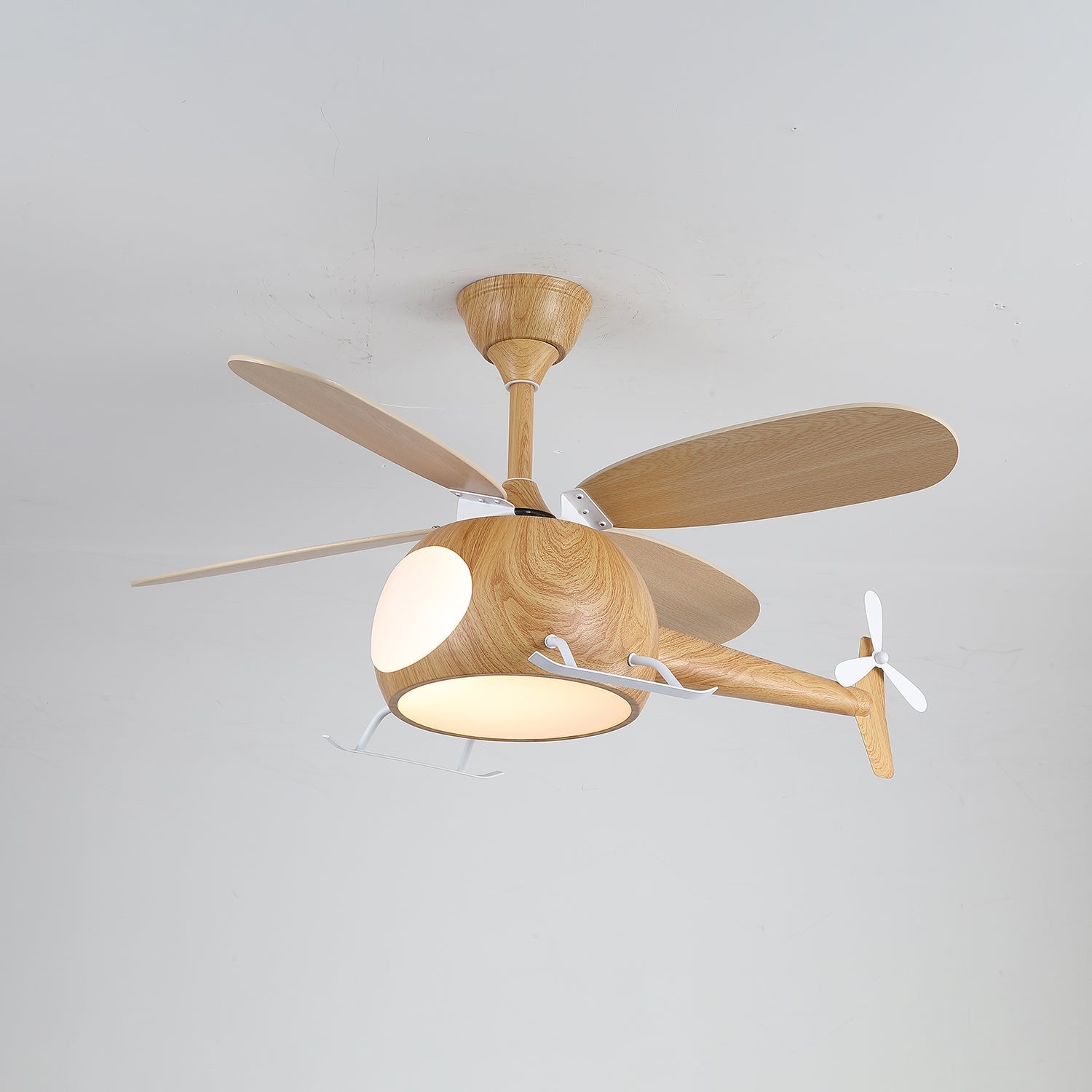 Nahaufnahme der Metallrahmenkonstruktion der Ventilatorleuchte