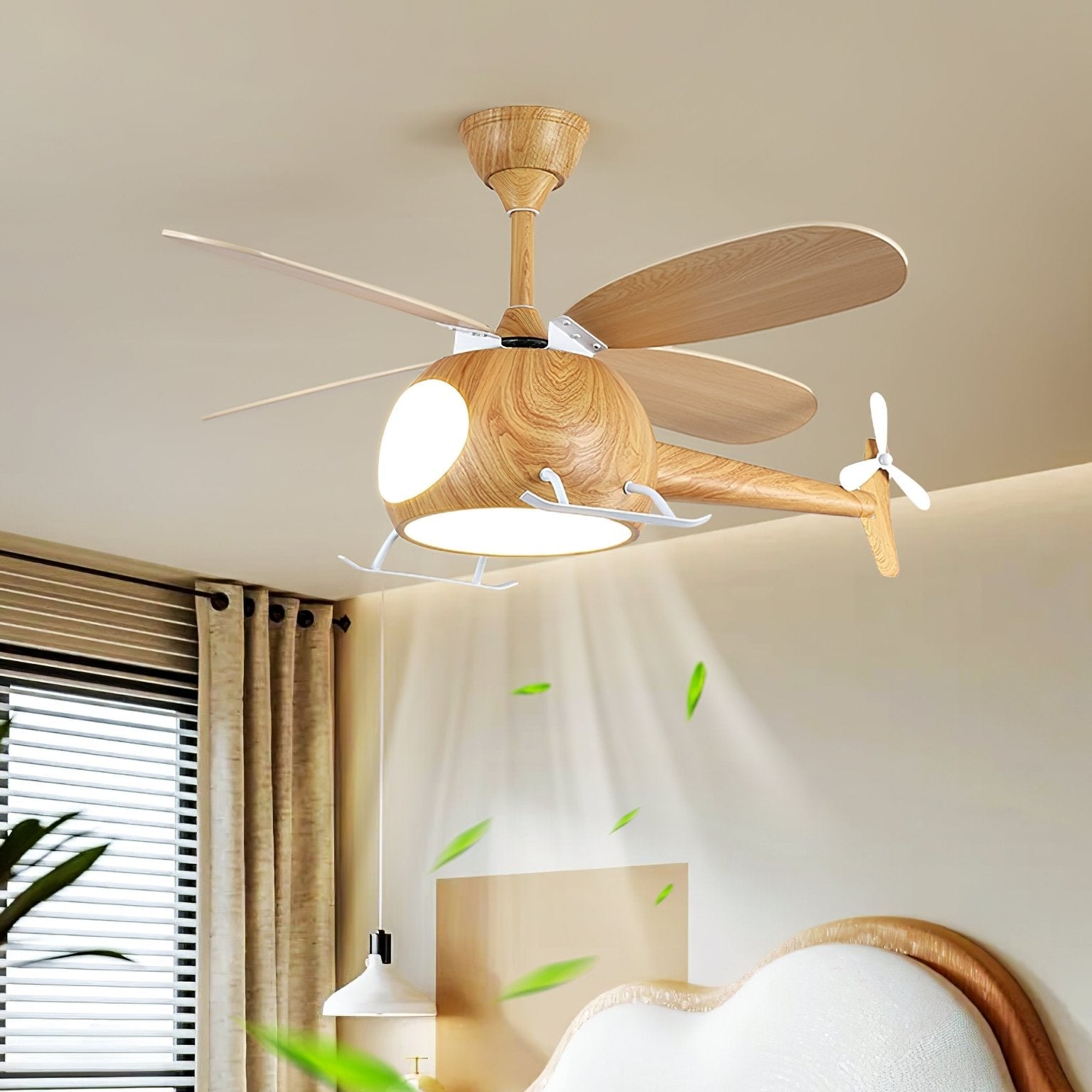 Draufsicht auf den Aviara Deckenventilator mit Holzoptik-Flügeln