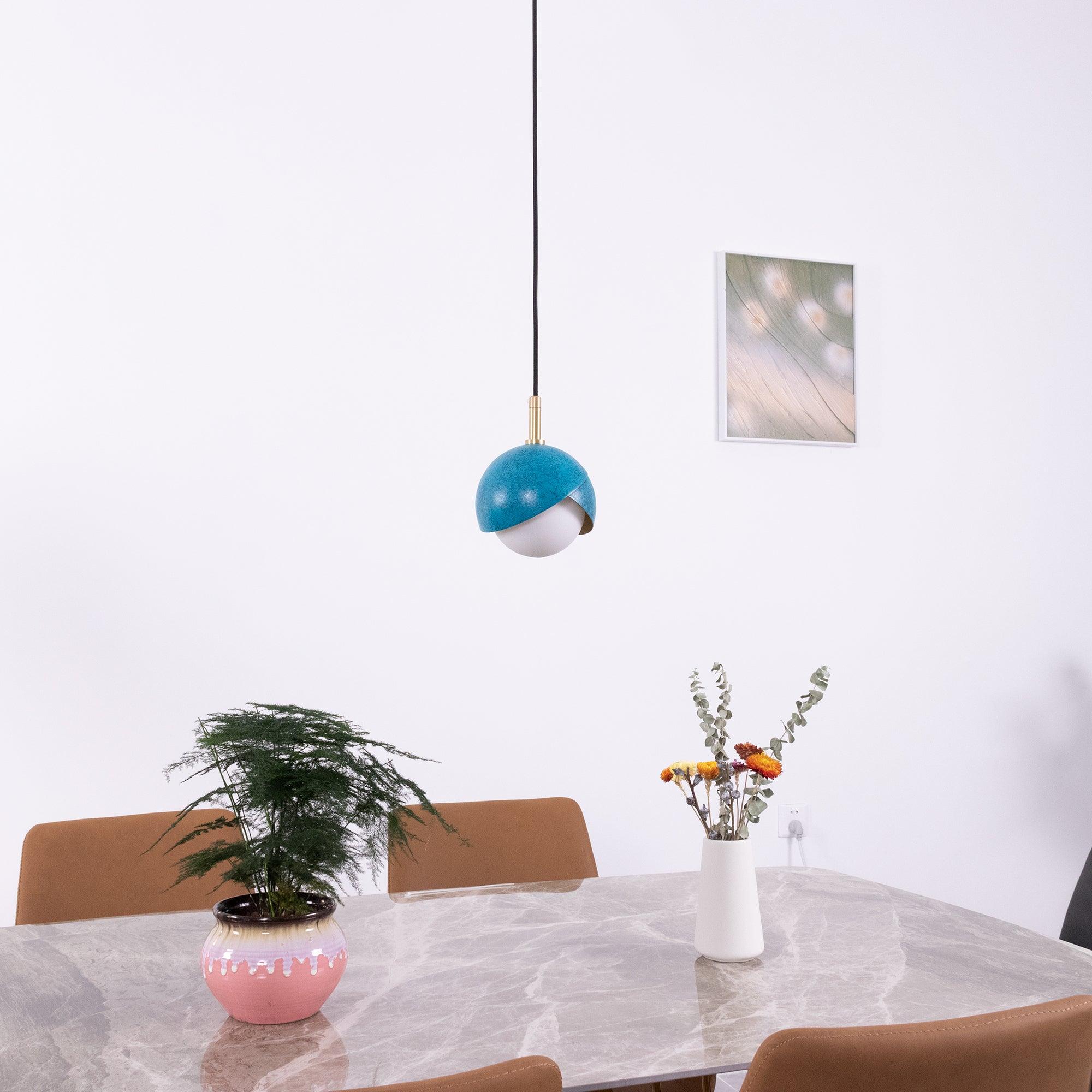 Solara Moderne Pendelleuchte Messing Geschachtelte Opalkugel-Letslighting