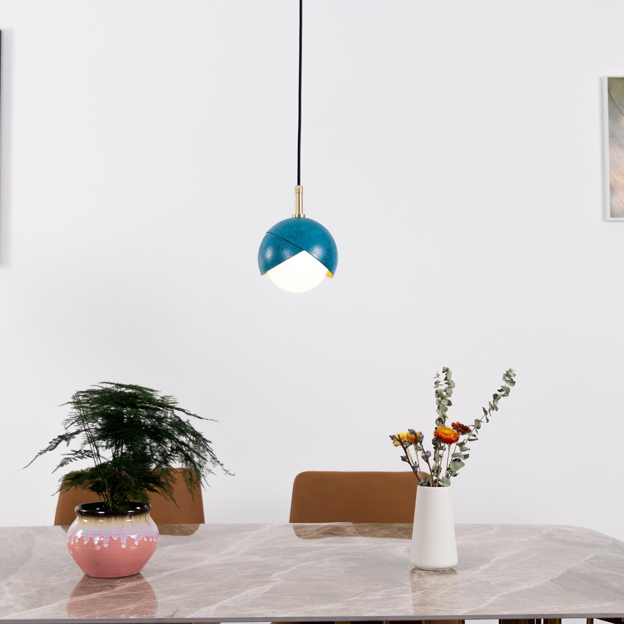 Solara Moderne Pendelleuchte Messing Geschachtelte Opalkugel-Letslighting