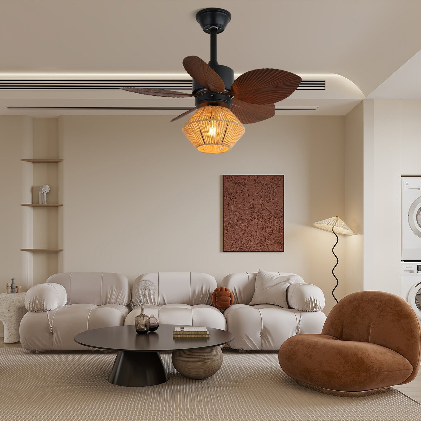 Nahaufnahme der Solaya Deckenventilatorleuchte mit Rattanschirm und Nussbaumflügeln