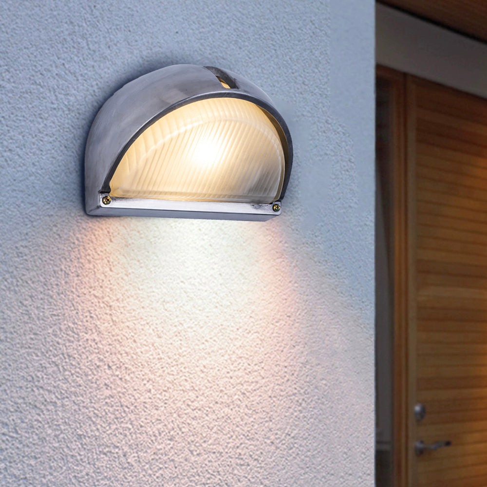Wyre Geometrische moderne Wandleuchte aus Metall und Glas