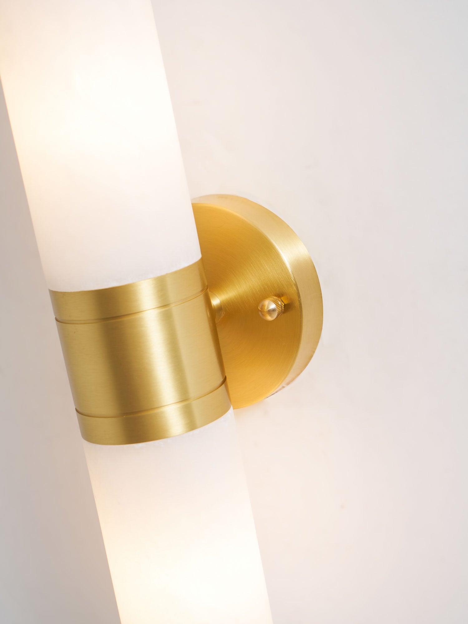 Kaia Minimalist Alabaster Wall Lamp - Neutralighting