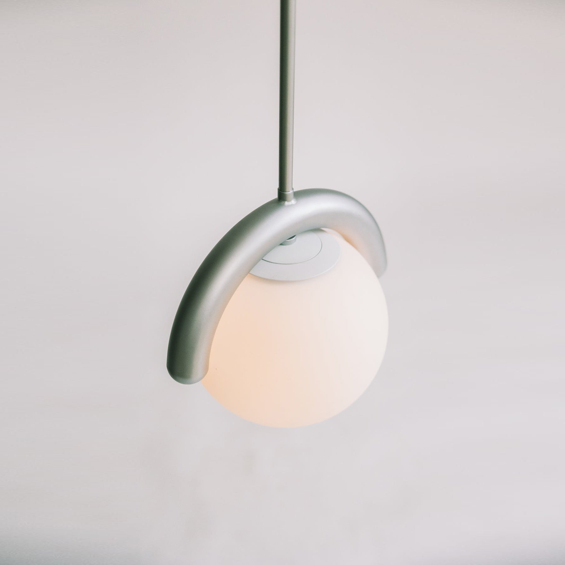 Uveta Linearer Kronleuchter in Rot & Silber