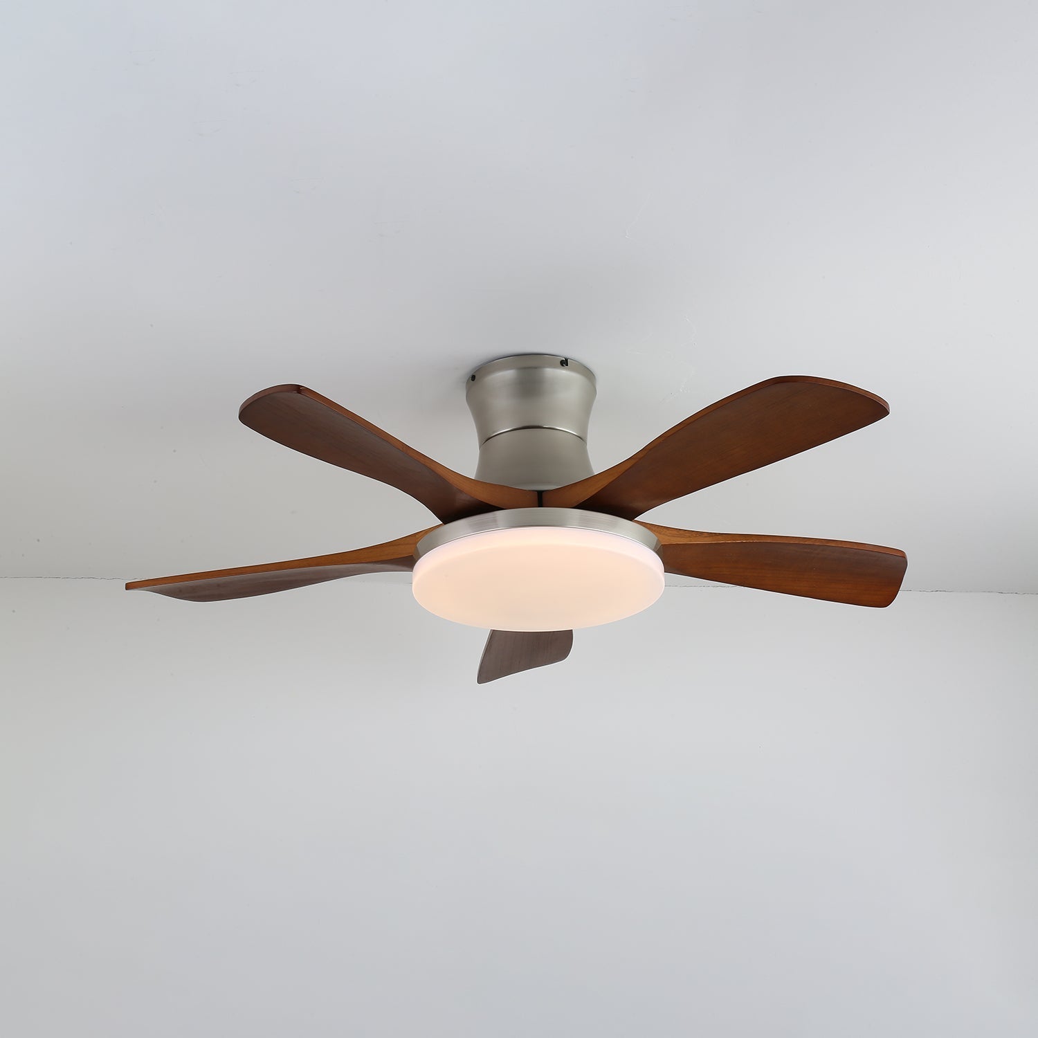 Lifestyle-Bild der Brevo Deckenventilatorleuchte als zentrales Element in einem zeitgenössischen Interieur.