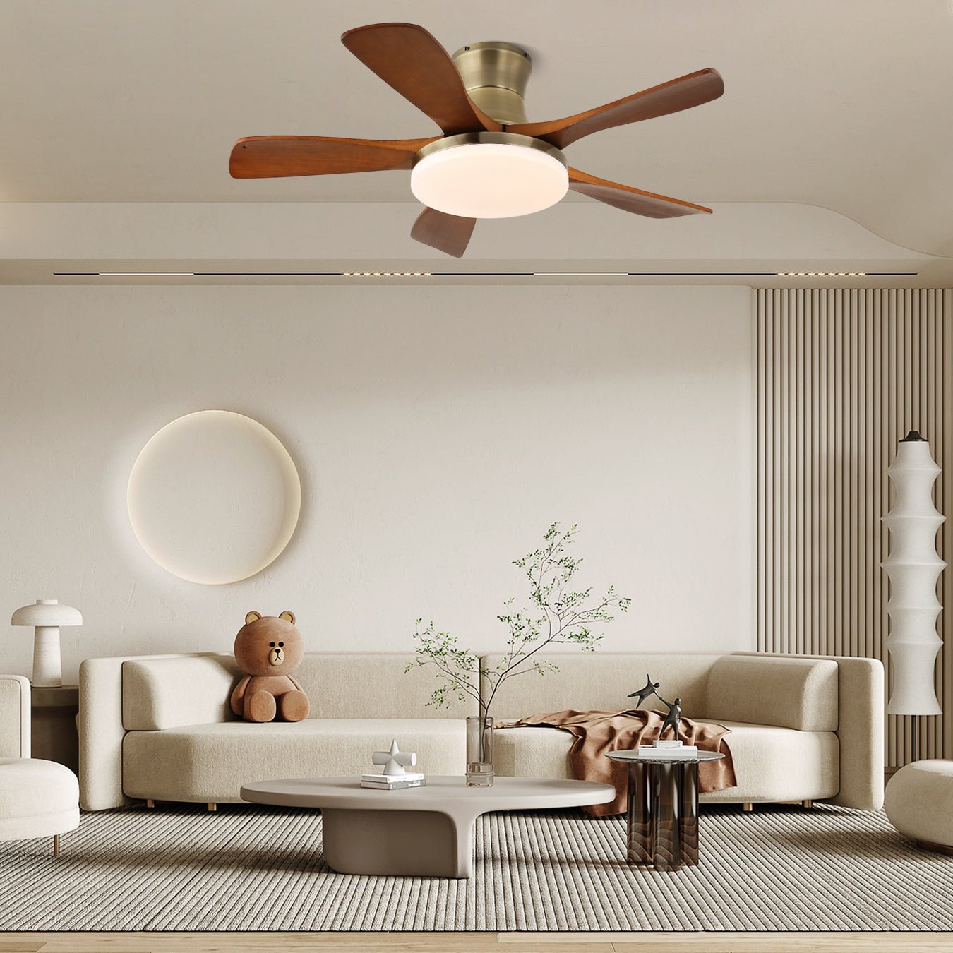 Brevo Deckenventilatorleuchte mit ihrer Handfernbedienung, die den 6-stufigen Ventilatorbetrieb demonstriert.