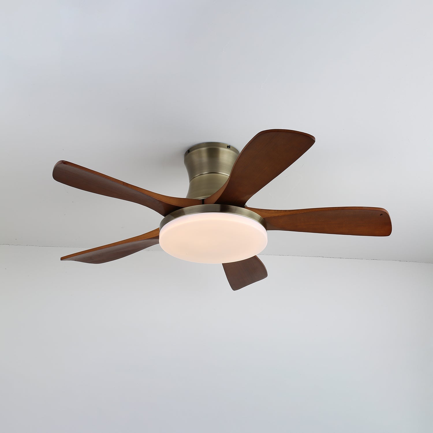 Brevo Deckenventilatorleuchte in Betrieb, die ihren leisen, energieeffizienten Luftstrom veranschaulicht.