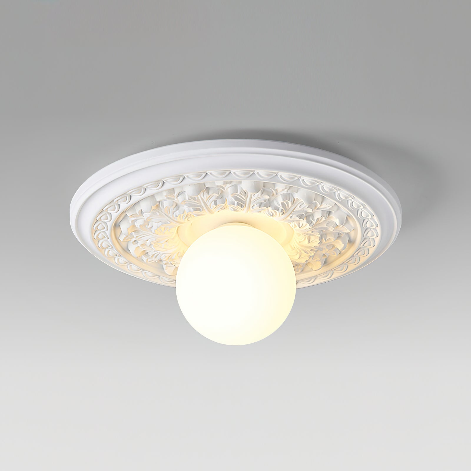 Ivorelle Vintage Geschnitzte Deckenleuchte mit Glaskugel-Schirm-Letslighting