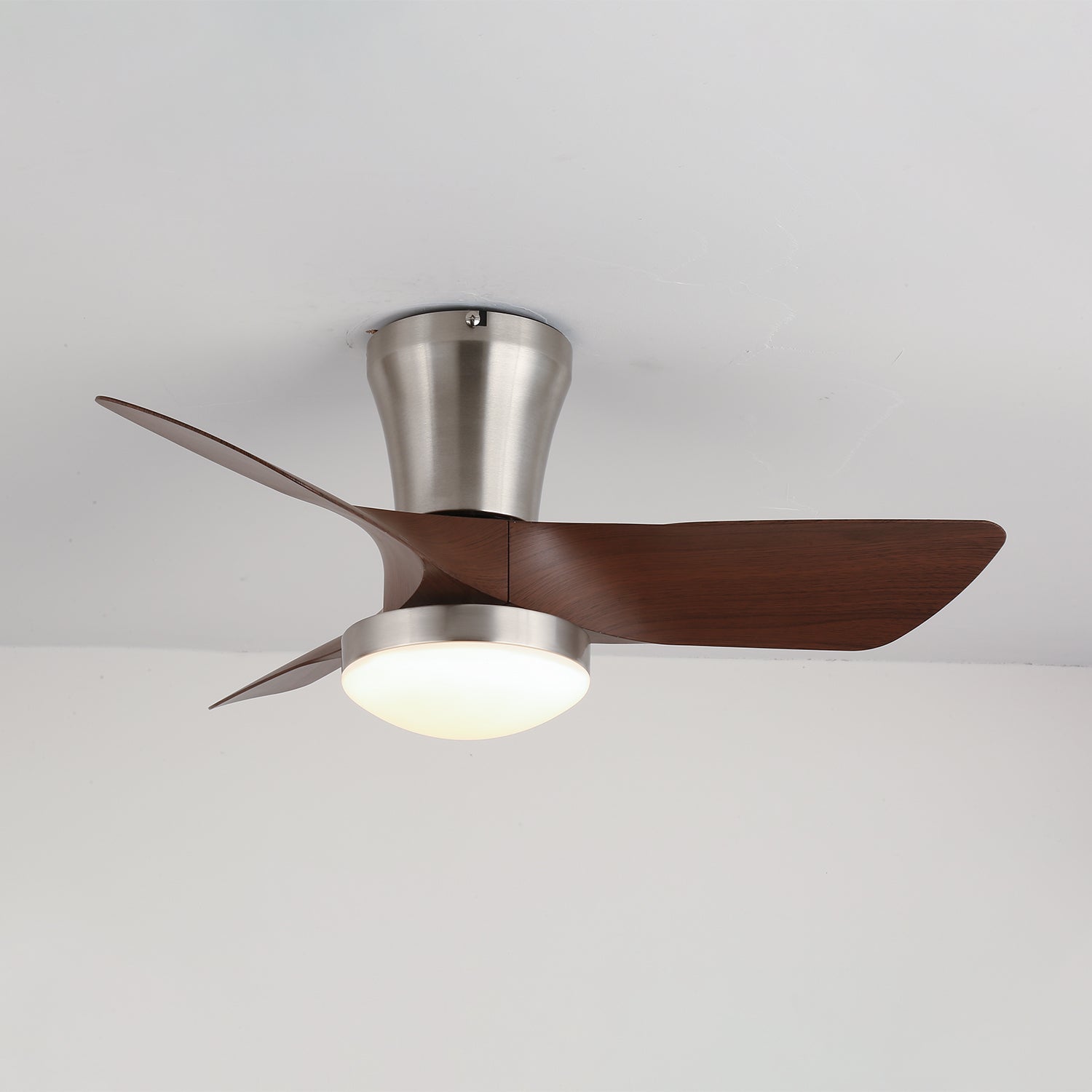 Trivon Moderner Deckenventilator aus Holz, schräge Ansicht