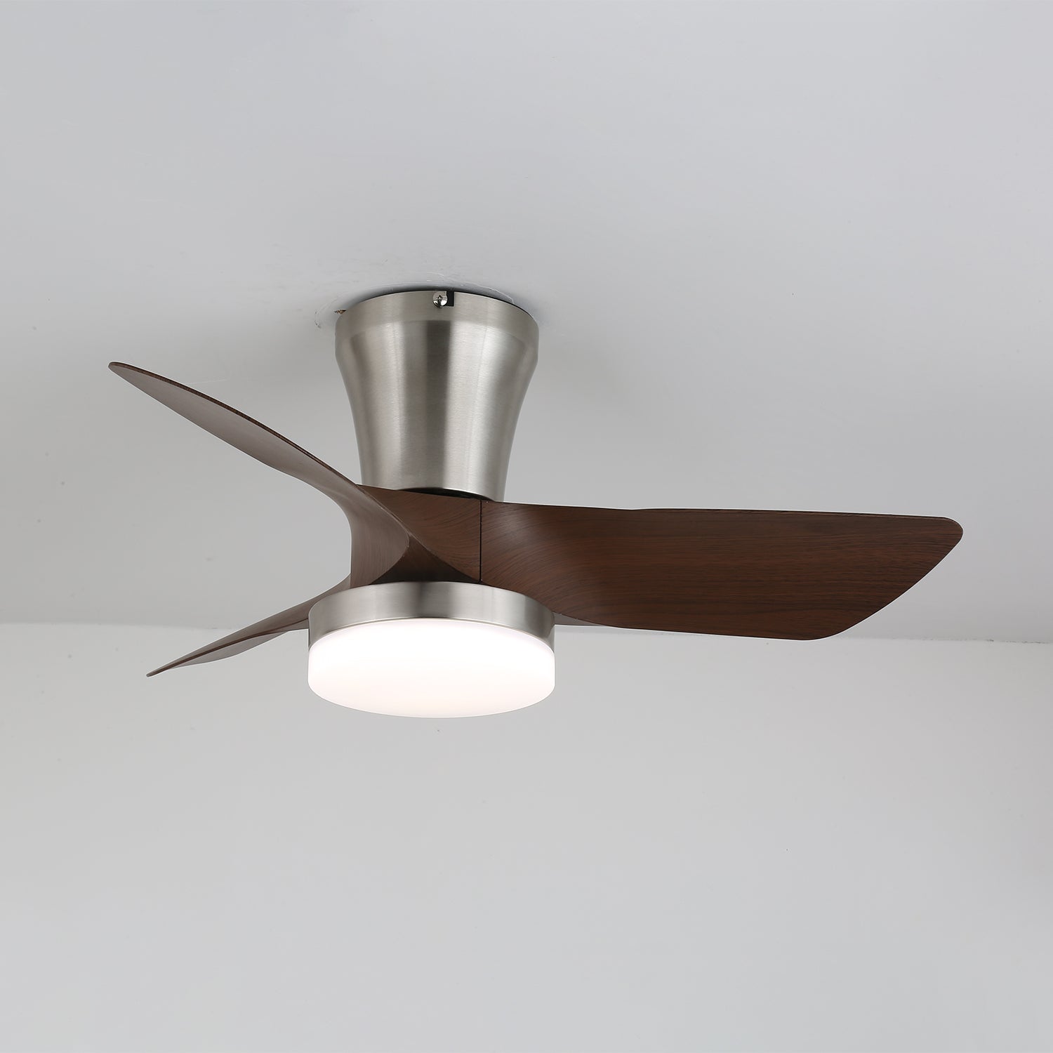 Nahaufnahme der Walnussholzflügel des Trivon Modernen Deckenventilators