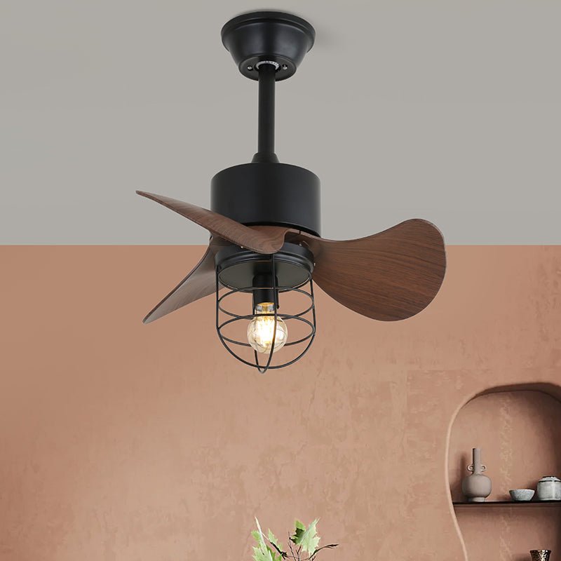 Nahaufnahme des Daxon Industrie-Deckenventilators mit Beleuchtung, zeigt ABS-Flügel