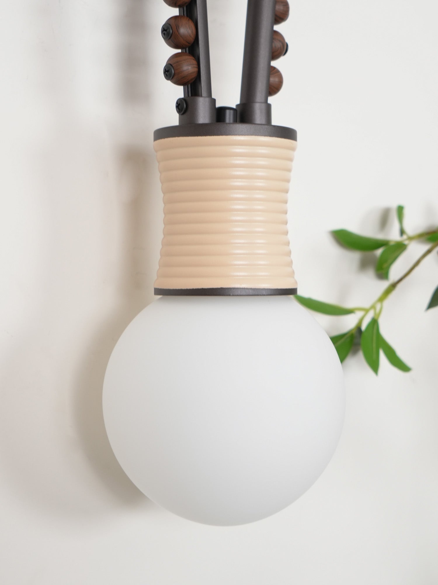 Sytala Art Wandleuchte aus Walnussglas-Letslighting