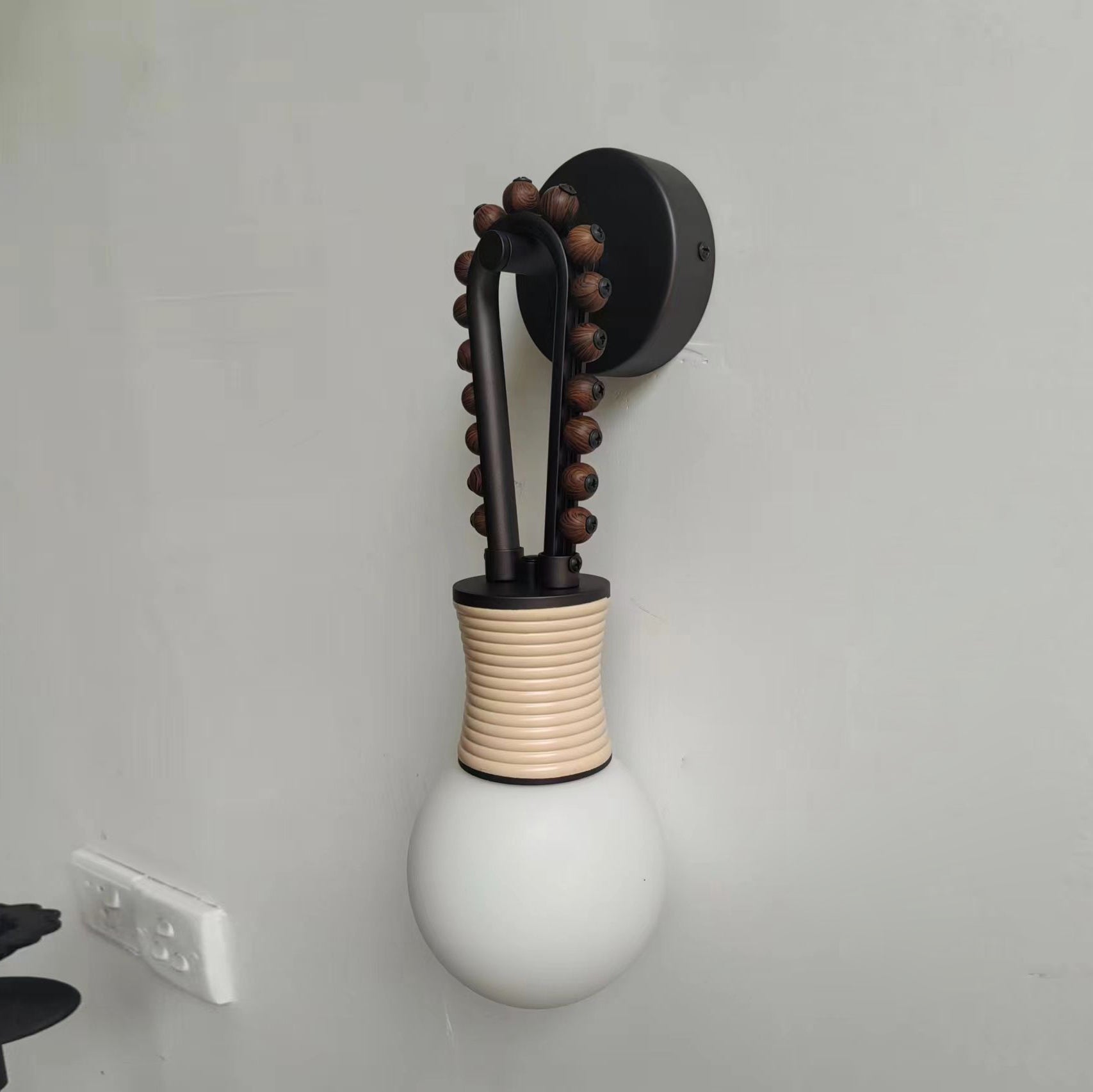 Sytala Art Wandleuchte aus Walnussglas-Letslighting