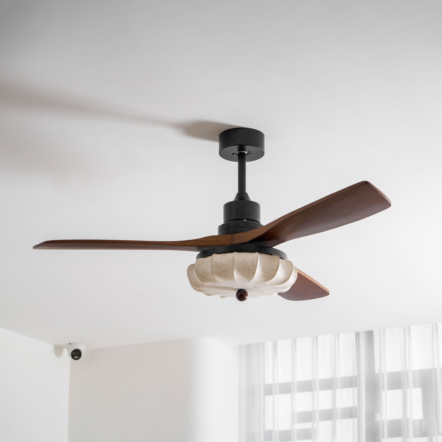 Jasper Bloom Deckenventilatorleuchte, die die reversible Ventilatorfunktion veranschaulicht
