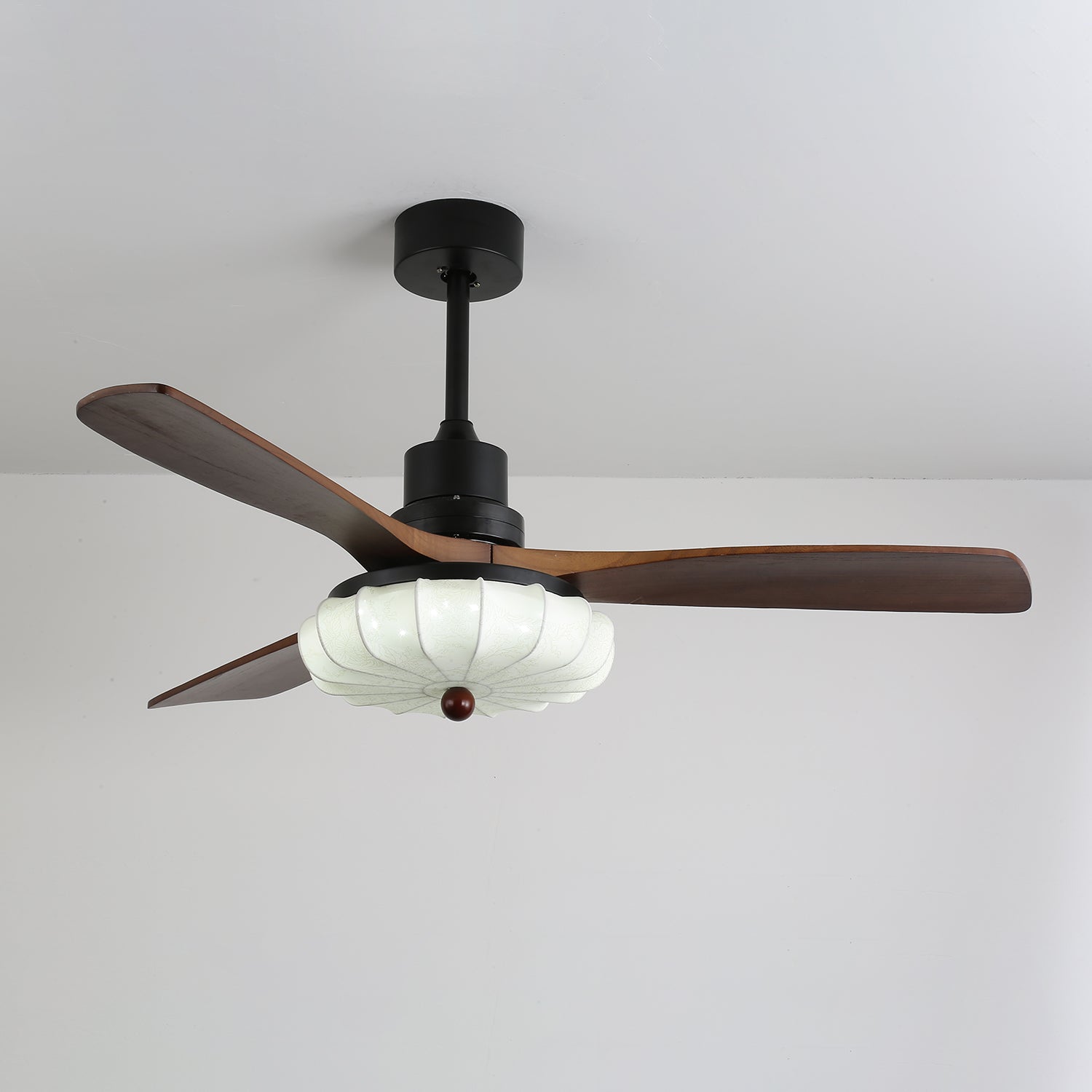 Jasper Bloom Deckenventilatorleuchte, die den Umgebungslichteffekt zeigt