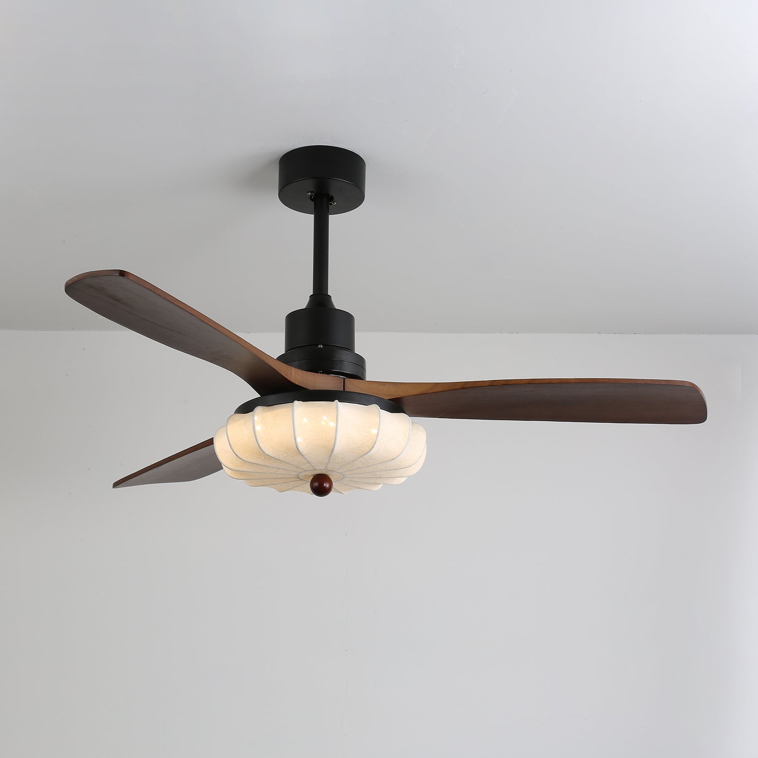 Ventra Deckenventilatorleuchte in einem modernen Wohnzimmerambiente