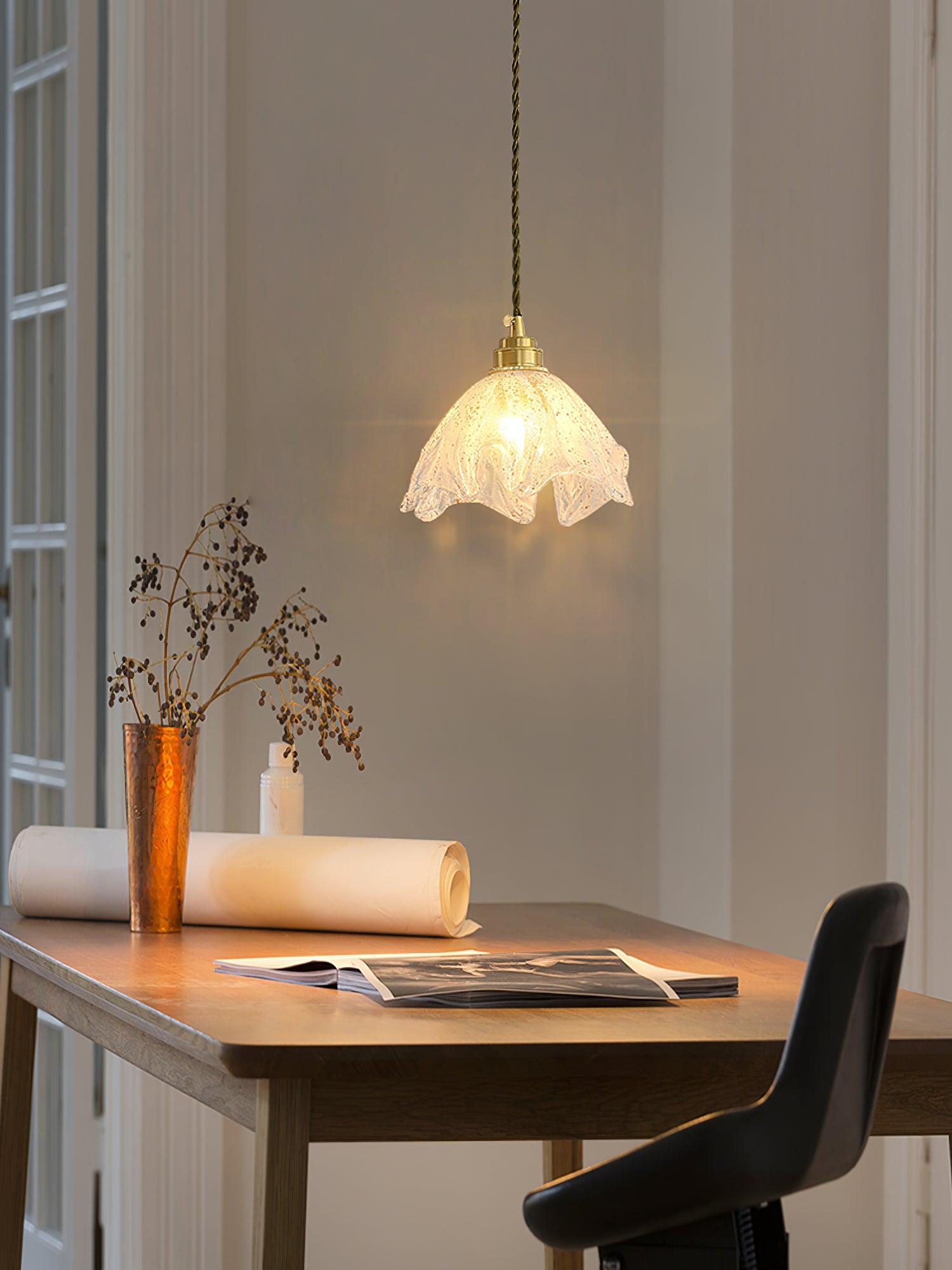 Solara Pendelleuchte Messing Rüschen Glas Lotus Vintage-Letslighting