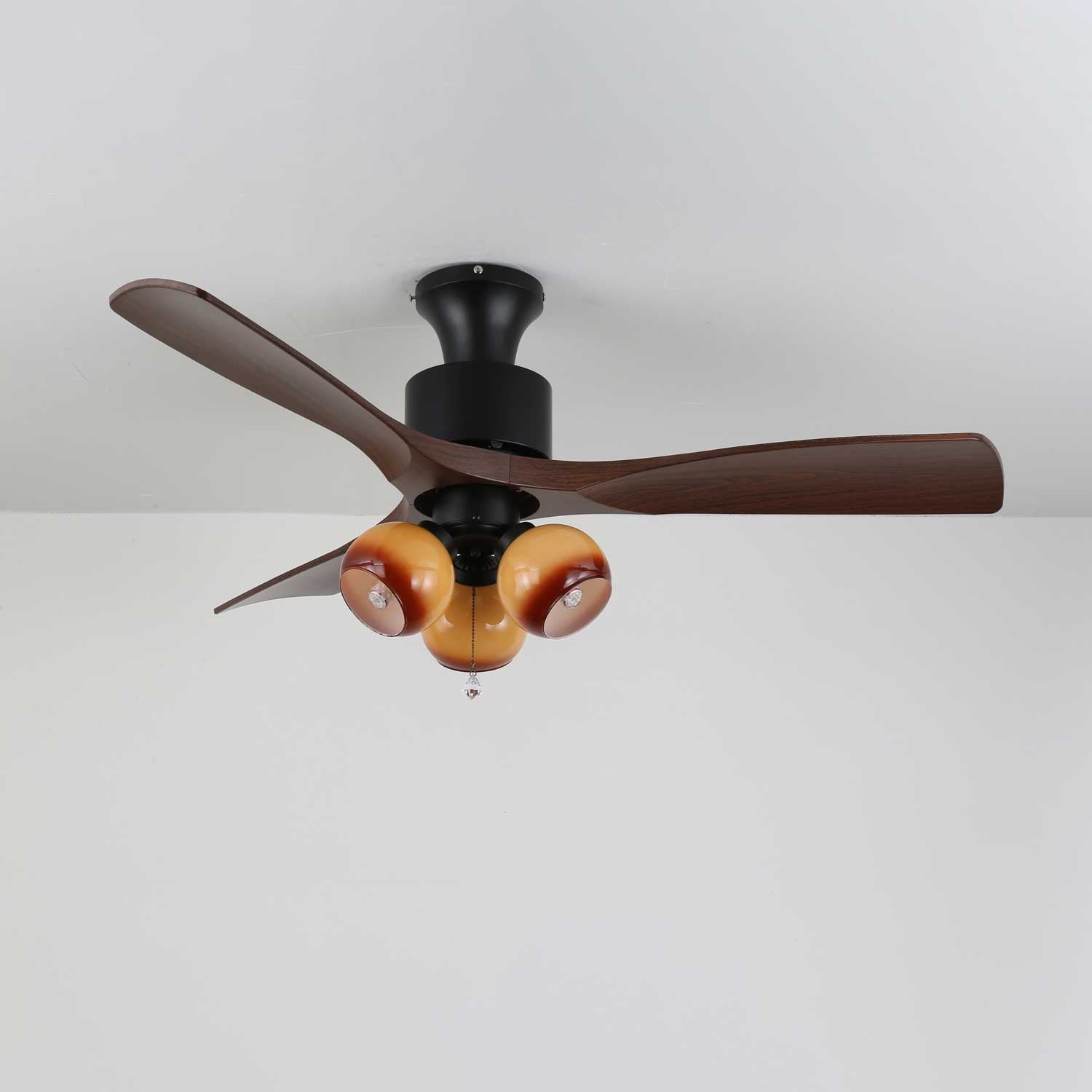Gwen Vintage Deckenventilatorleuchte aus Glas in einem modernen Wohnzimmer
