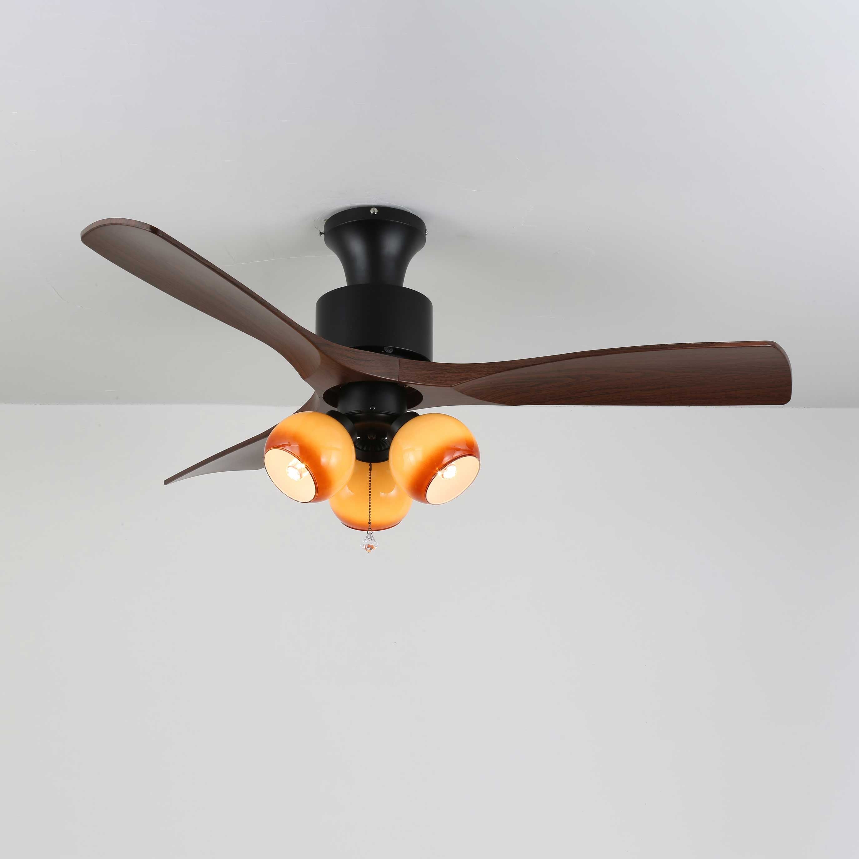 Gwen Vintage Deckenventilatorleuchte aus Glas mit ausgefahrenen Ventilatorflügeln