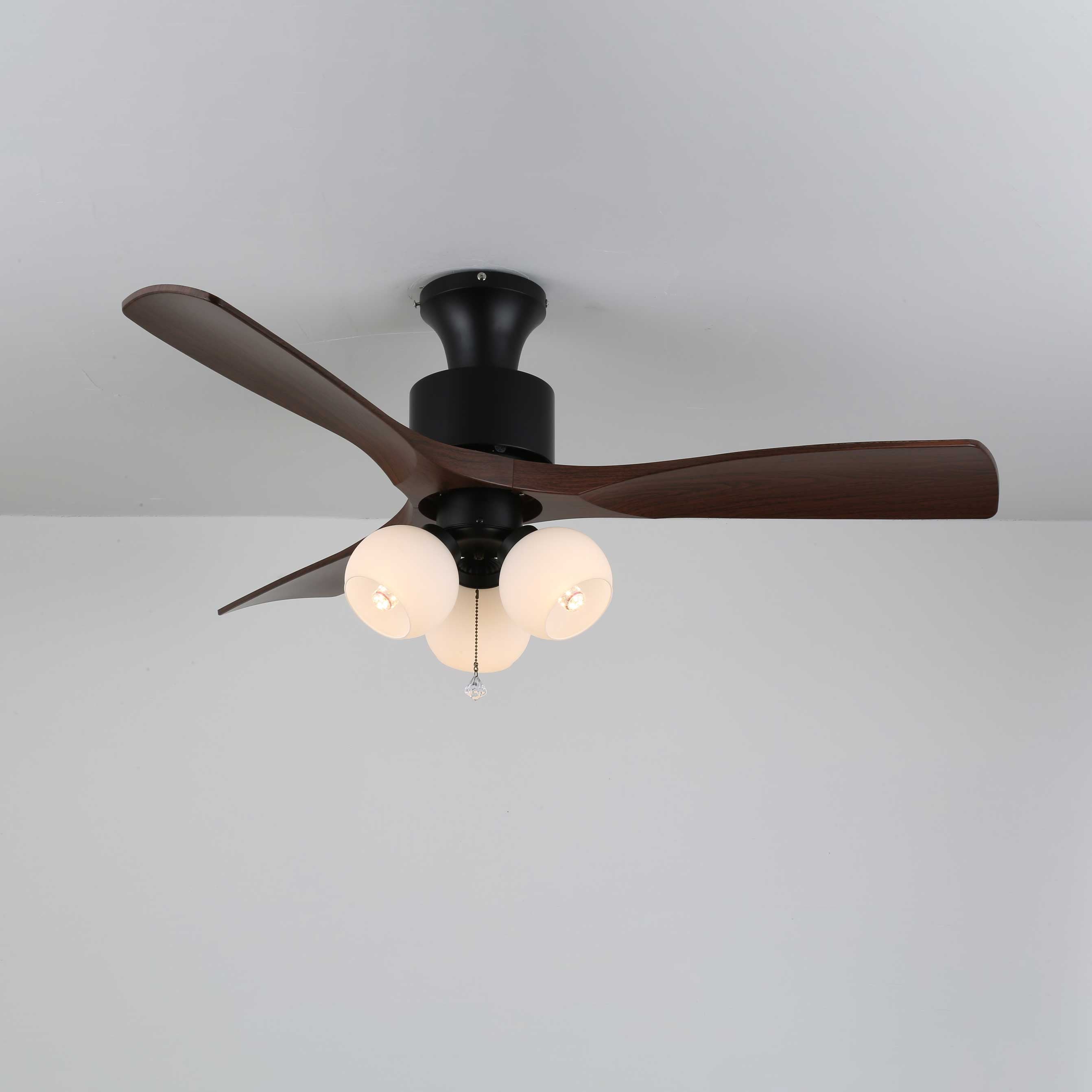 Gwen Vintage Deckenventilatorleuchte aus Glas mit weißem Lampenschirm