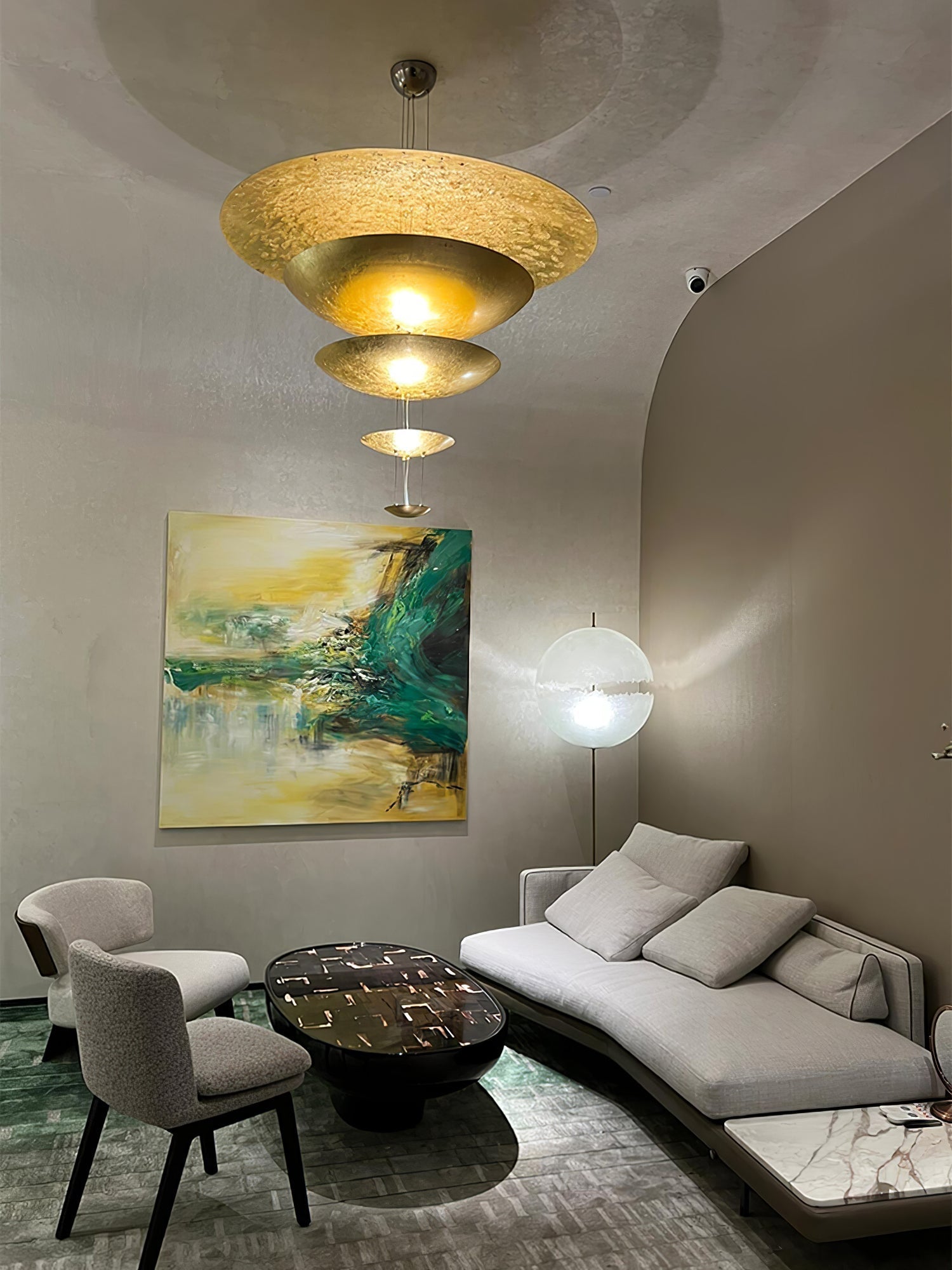 Zathaara Mehrlagige Pendelleuchte aus Goldfolie-Letslighting