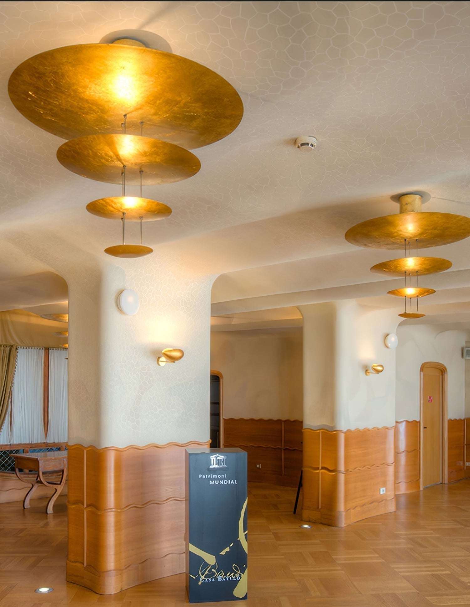 Zathaara Mehrlagige Pendelleuchte aus Goldfolie-Letslighting