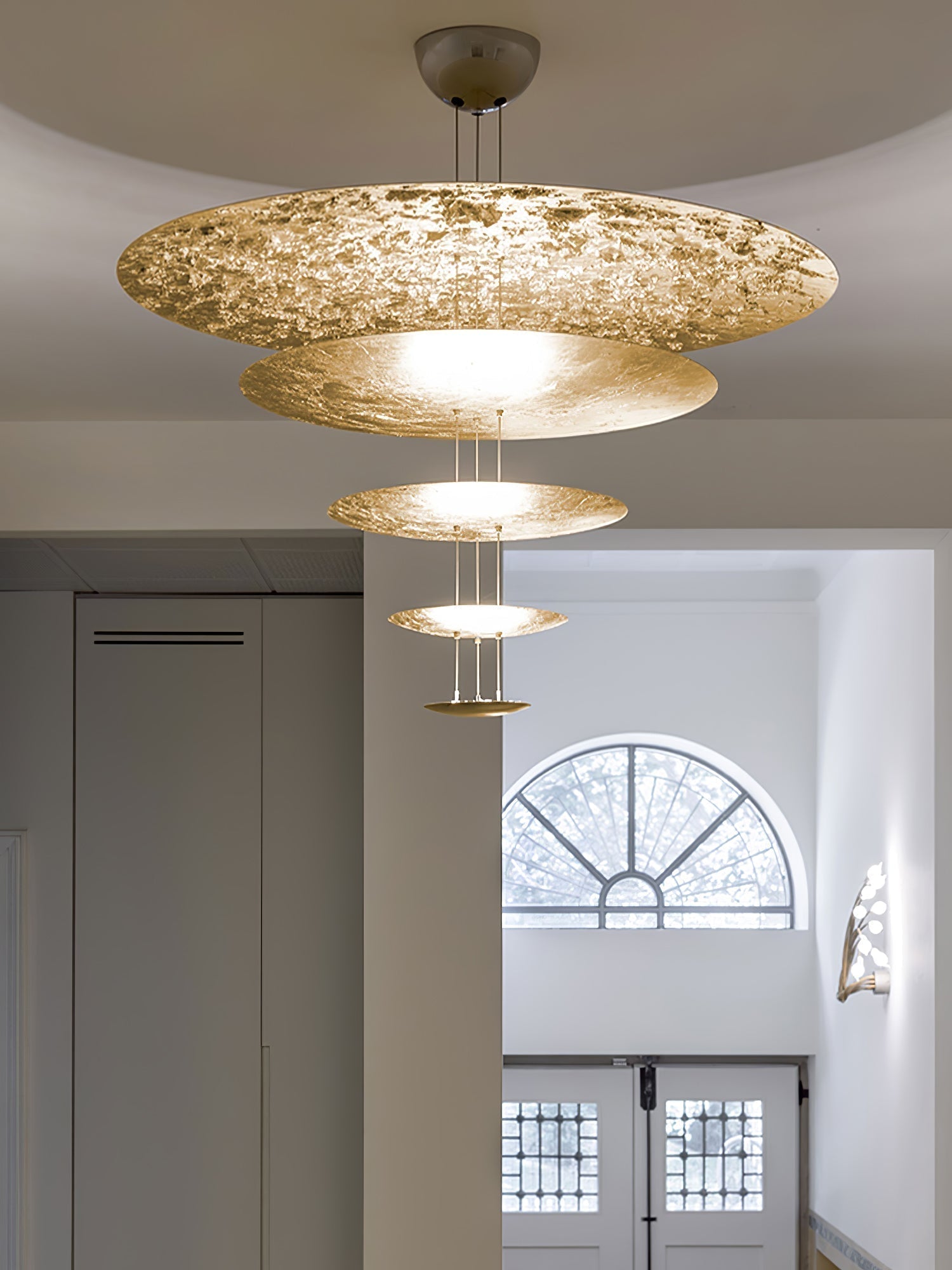 Zathaara Mehrlagige Pendelleuchte aus Goldfolie-Letslighting