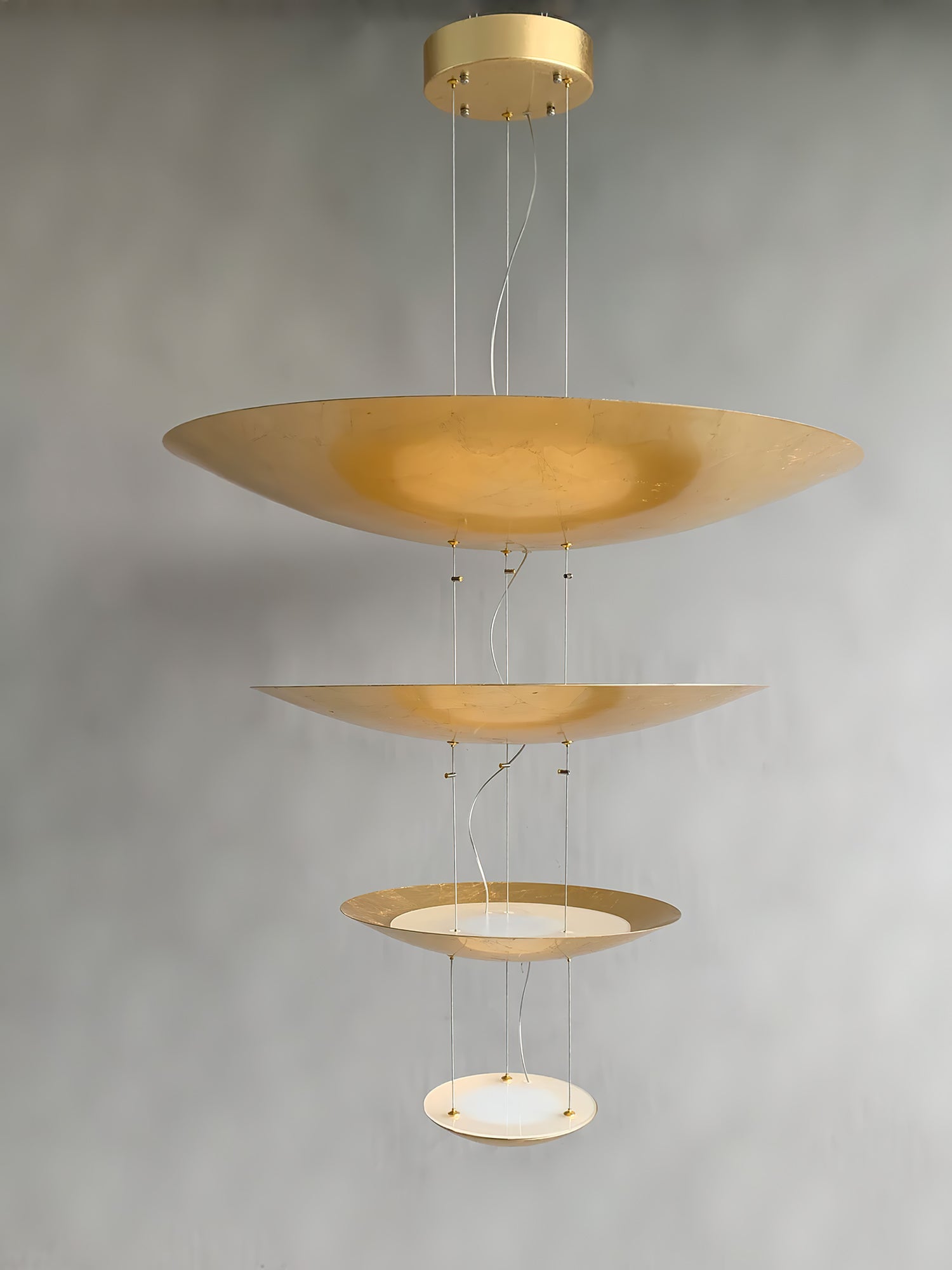 Zathaara Mehrlagige Pendelleuchte aus Goldfolie-Letslighting