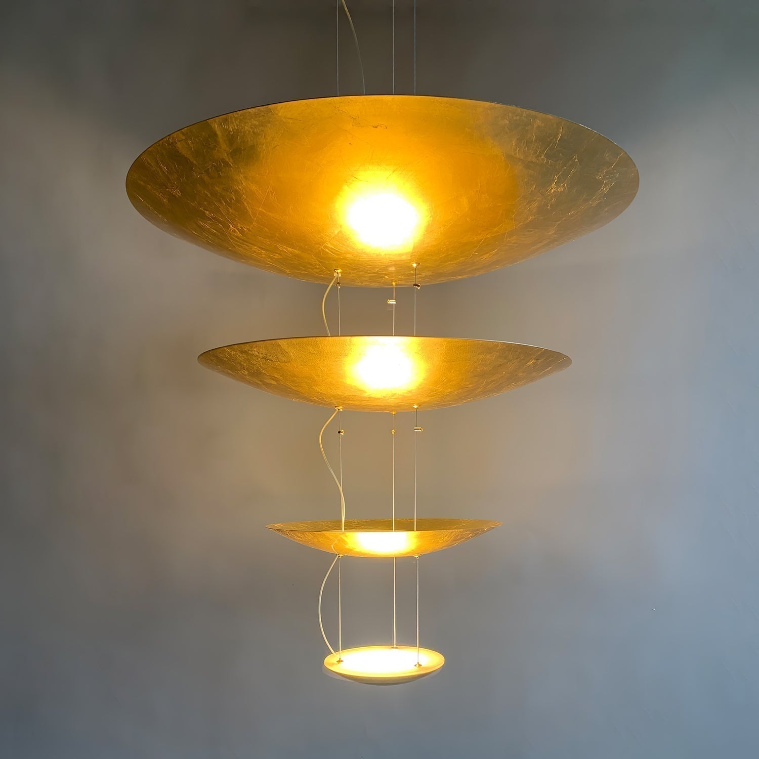 Zathaara Mehrlagige Pendelleuchte aus Goldfolie-Letslighting