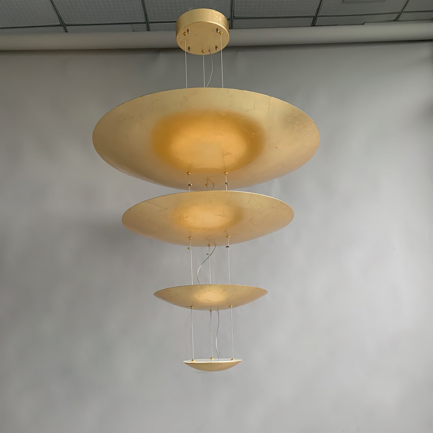 Zathaara Mehrlagige Pendelleuchte aus Goldfolie-Letslighting