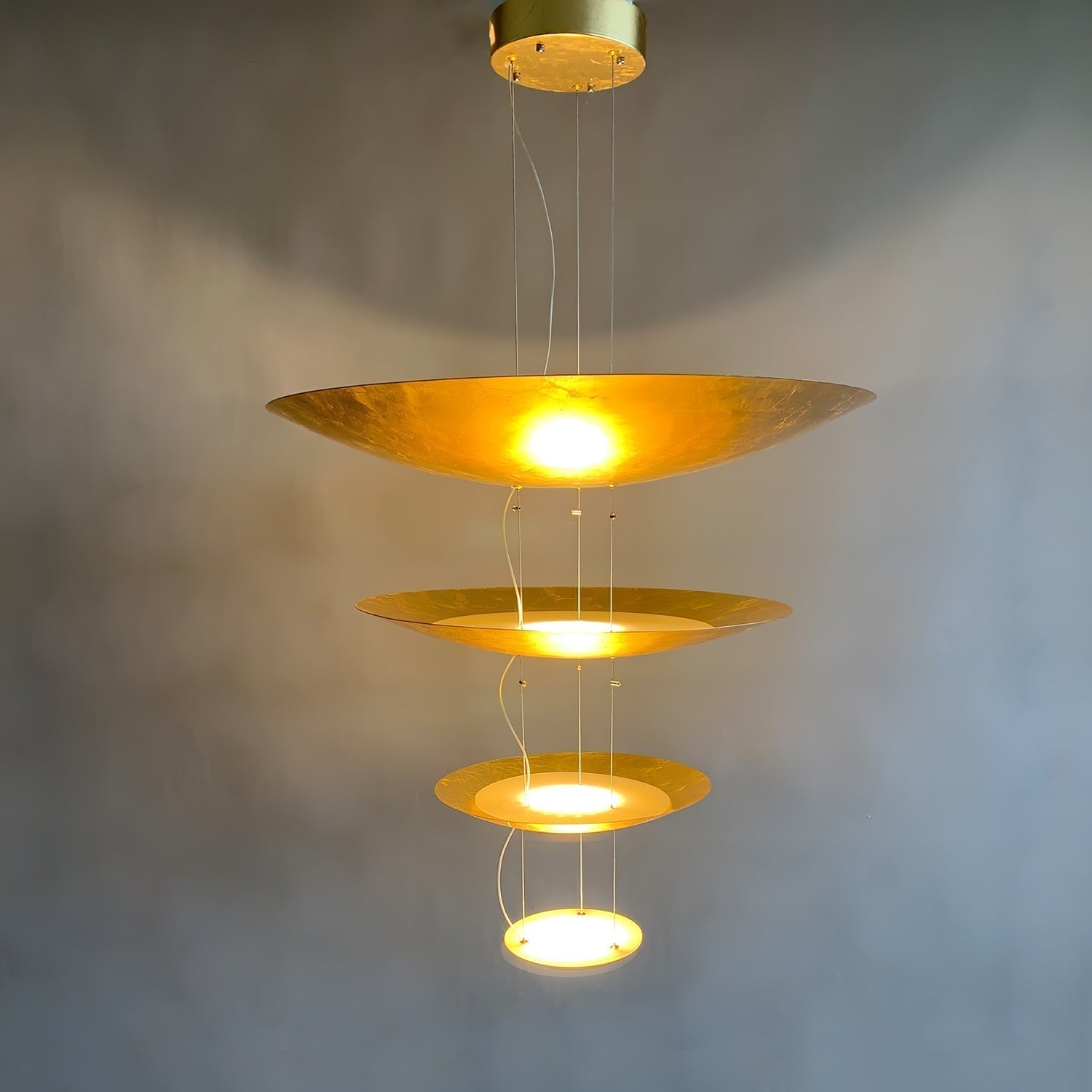 Zathaara Mehrlagige Pendelleuchte aus Goldfolie-Letslighting