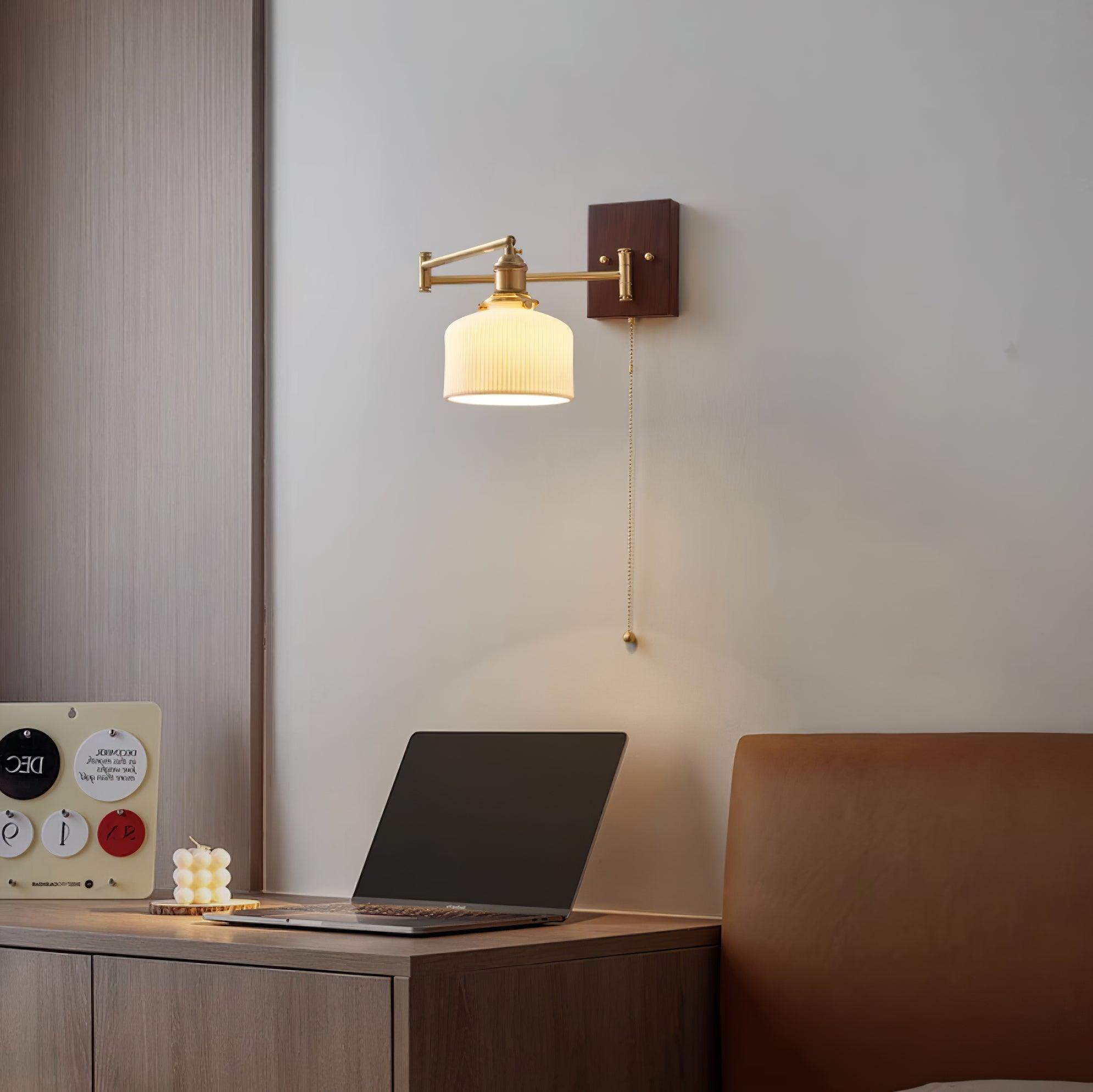 Piper Vintage Wandleuchte aus Walnuss-Messing-Letslighting
