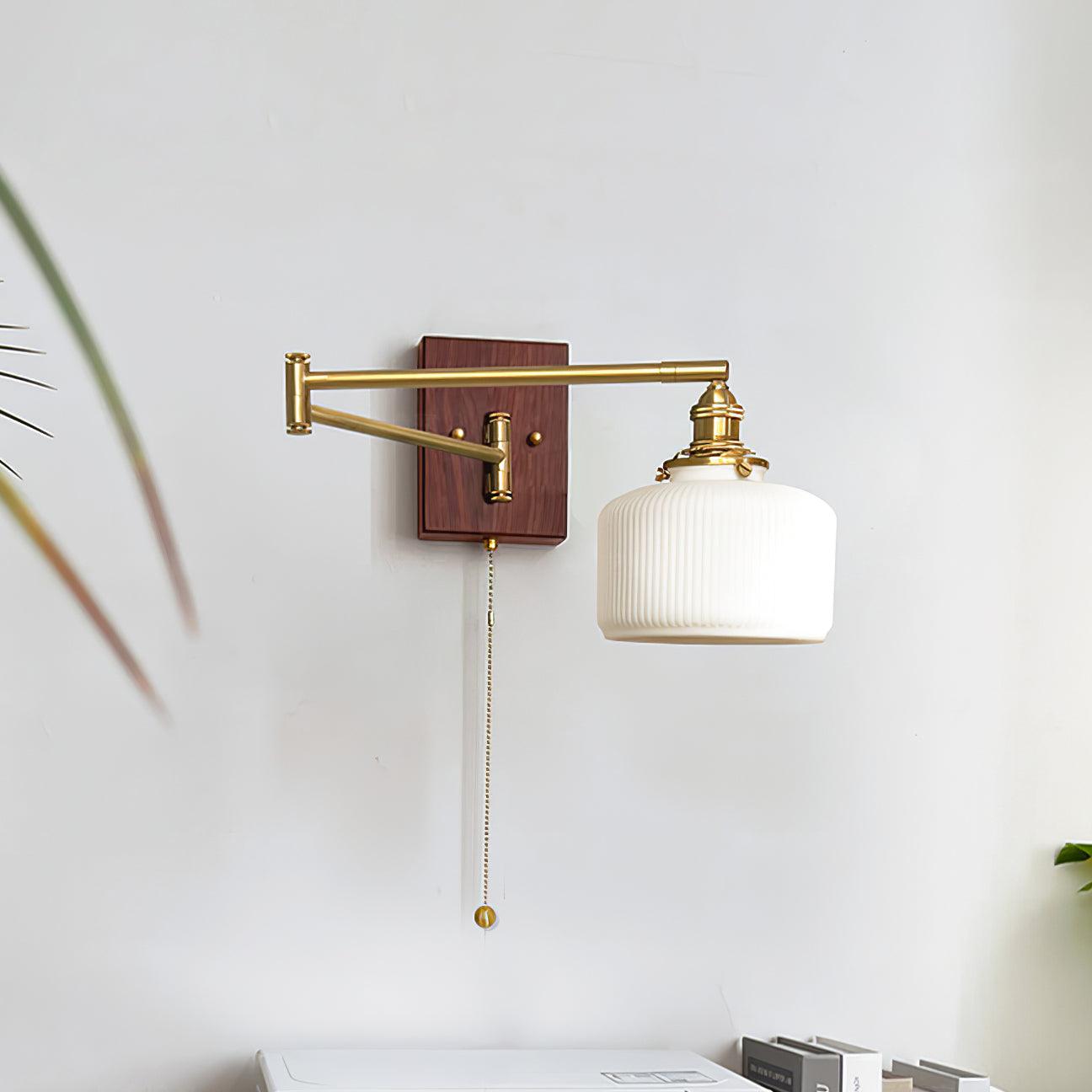 Piper Vintage Wandleuchte aus Walnuss-Messing-Letslighting