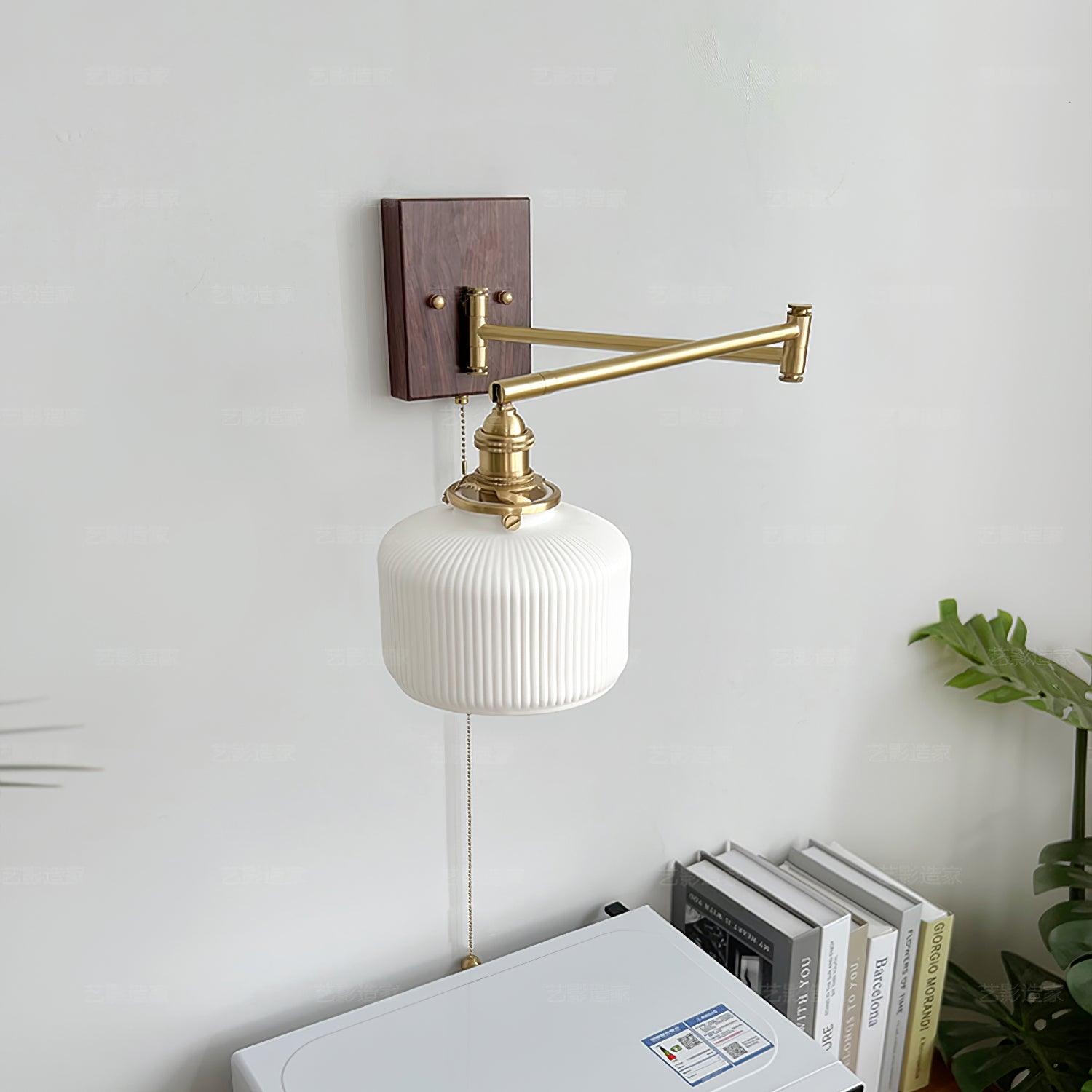 Piper Vintage Wandleuchte aus Walnuss-Messing-Letslighting