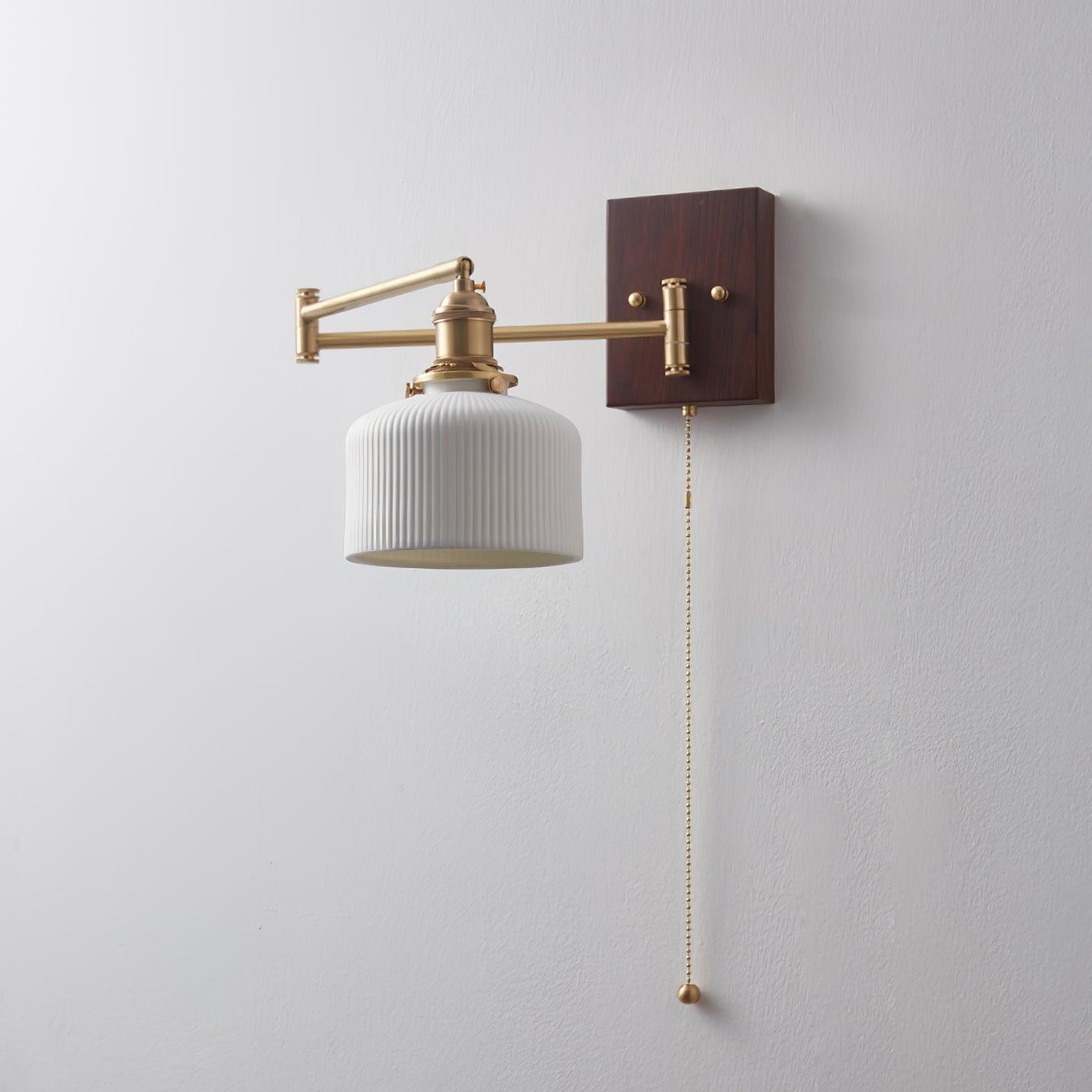 Piper Vintage Wandleuchte aus Walnuss-Messing-Letslighting
