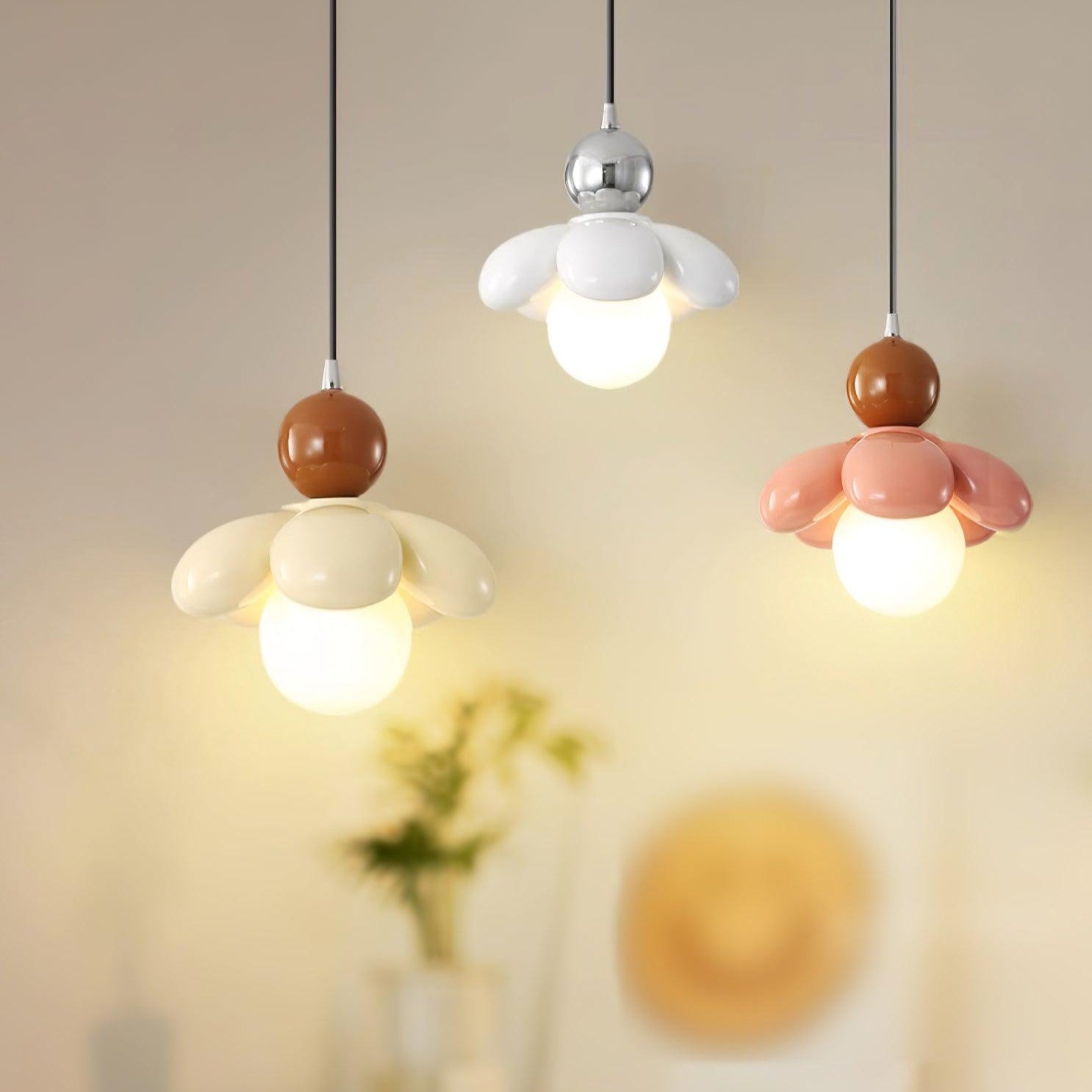 Blossi Moderne Pendelleuchte mit Blumenmotiv aus Kunstharz-Letslighting