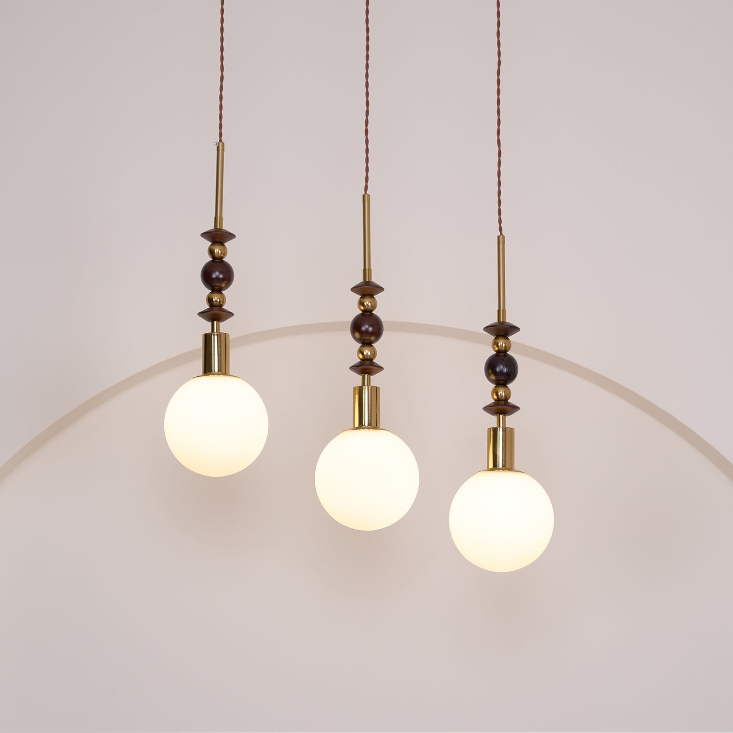 Norn Vintage-Globus-Pendelleuchte mit Holzperlen