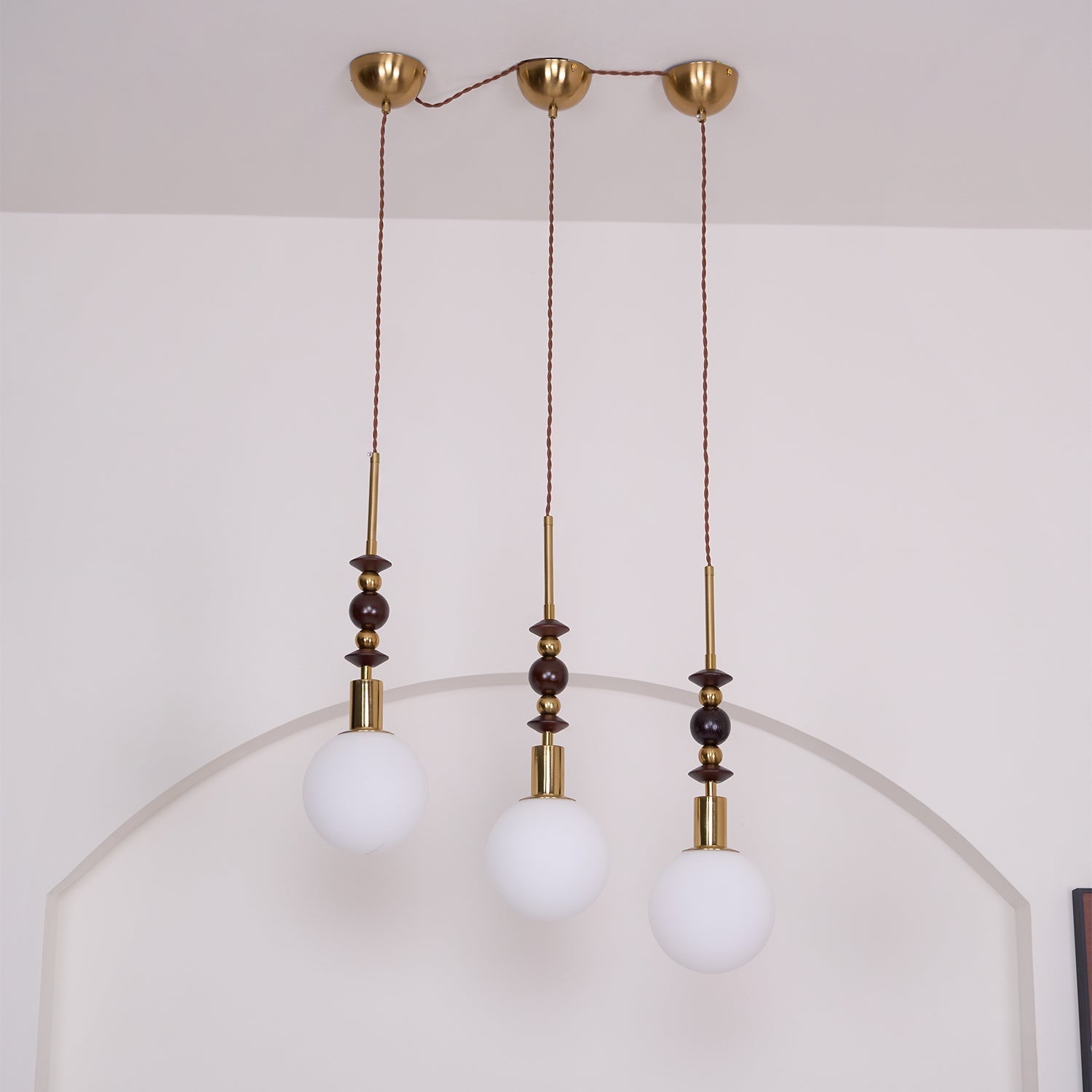 Norn Vintage-Globus-Pendelleuchte mit Holzperlen