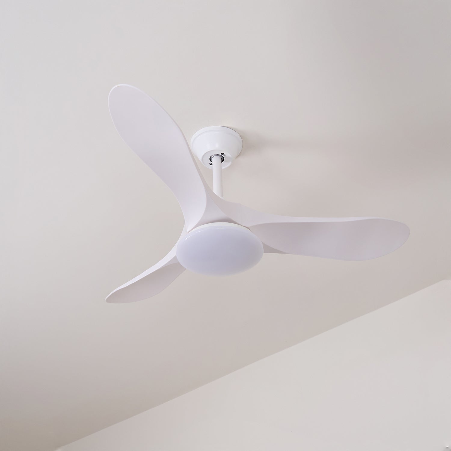 NovaVent Deckenventilatorleuchte aus leicht schräger Perspektive.