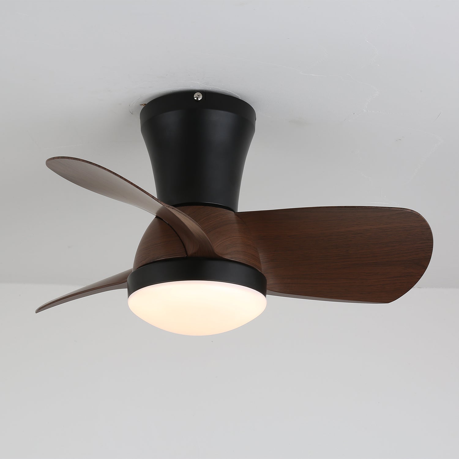 Avelo Moderner Deckenventilator mit Holzoptik, zeigt integriertes LED-Licht